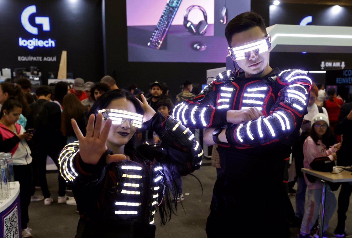 Personas se entretienen en la jornada inaugural del Salón del Ocio y la Fantasía (SOFA 2022) en Bogotá.