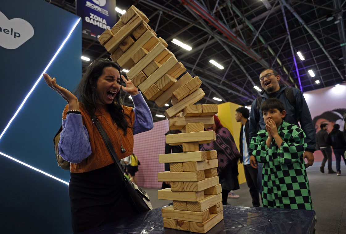 Personas se entretienen en la jornada inaugural del Salón del Ocio y la Fantasía (SOFA 2022) en Bogotá.