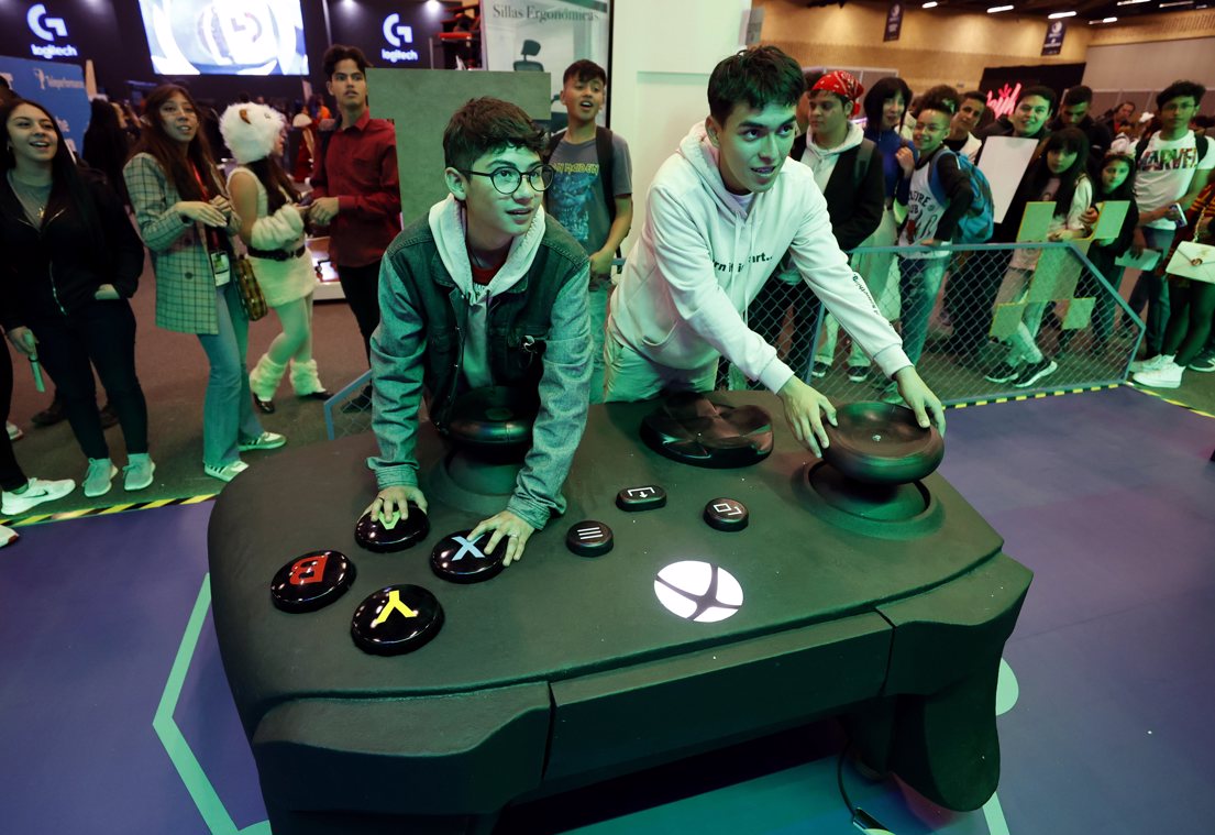 Personas se entretienen en la jornada inaugural del Salón del Ocio y la Fantasía (SOFA 2022) en Bogotá.