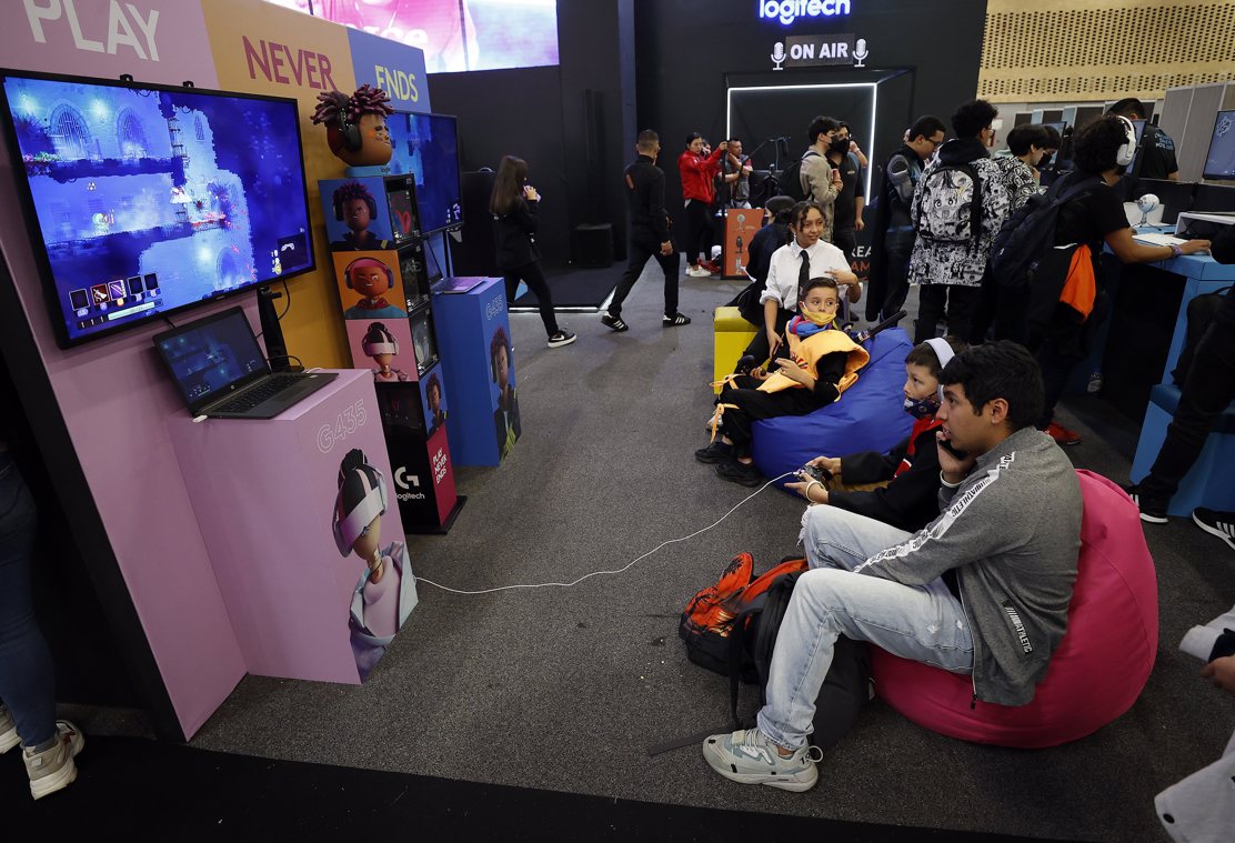 Personas se entretienen en la jornada inaugural del Salón del Ocio y la Fantasía (SOFA 2022) en Bogotá.