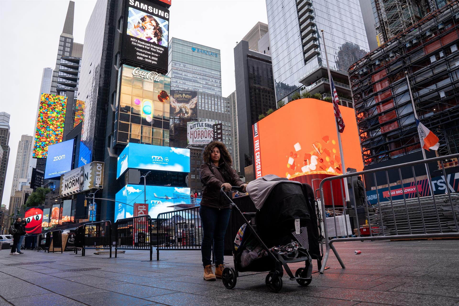 Aurimar Medina camina por una calle de Nueva York.