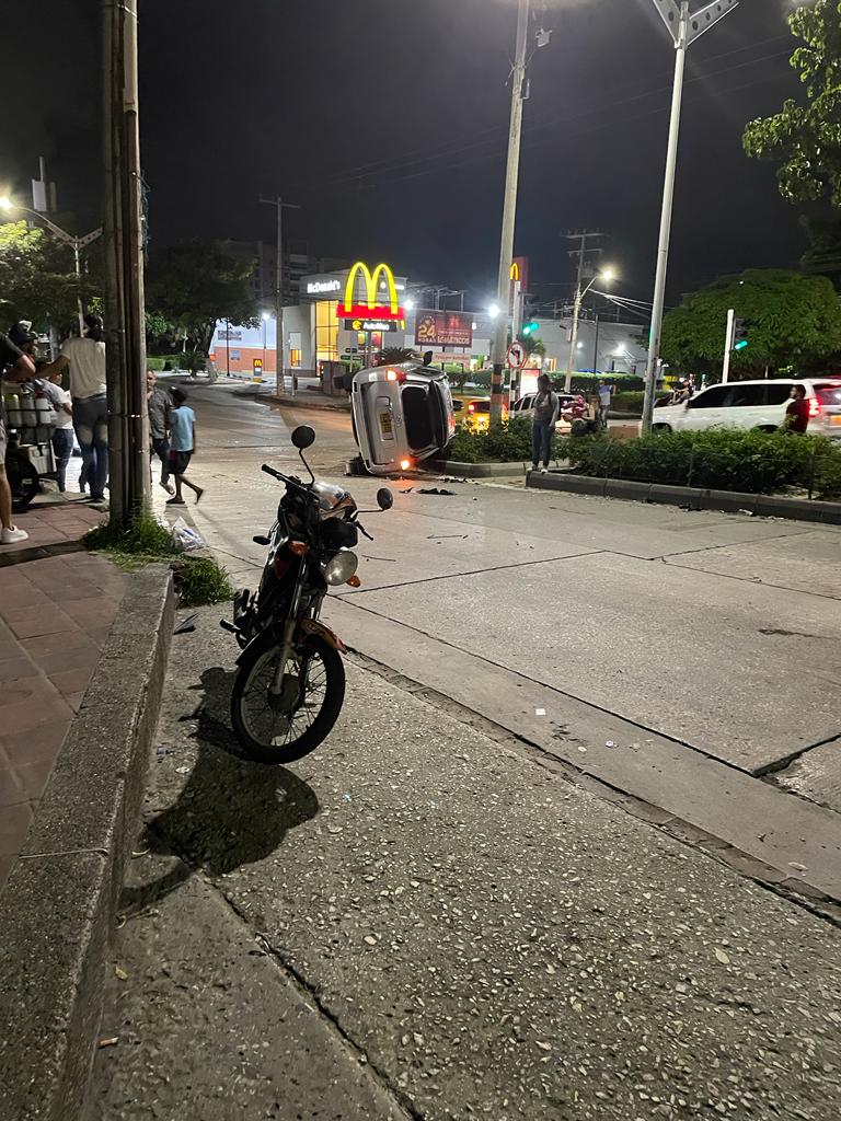 La camioneta volcada tras el accidente. 