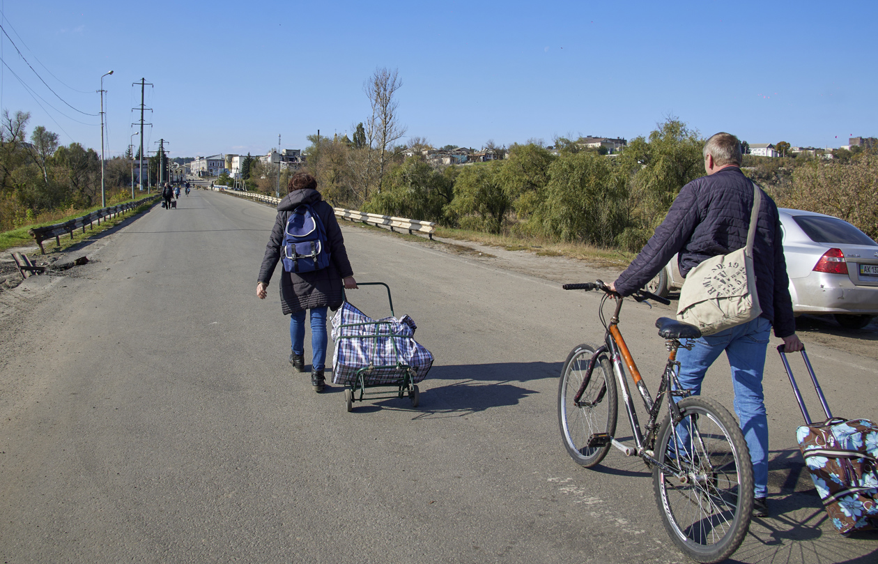 Habitantes de la ciudad recientemente recuperada de Kupiansk, en Ucrania, regresaron a sus hogares.