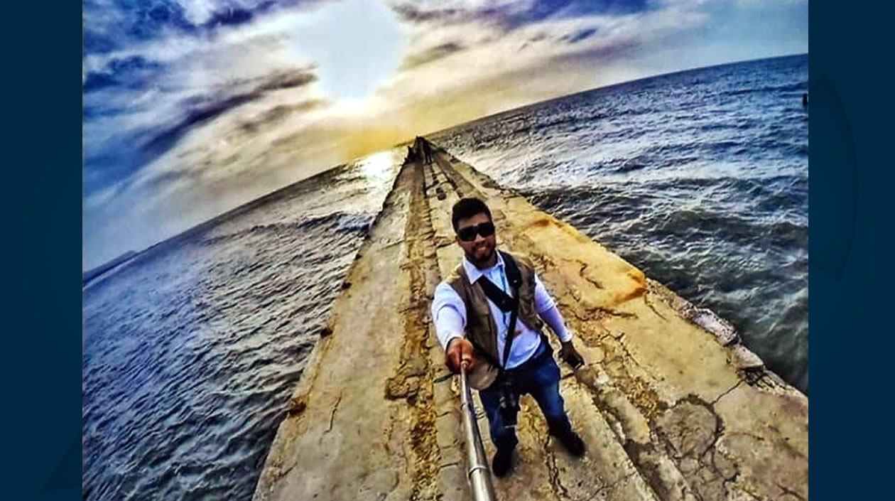 Archivo. José David Montoya al tomarse una foto en el antiguo muelle de Puerto Colombia.