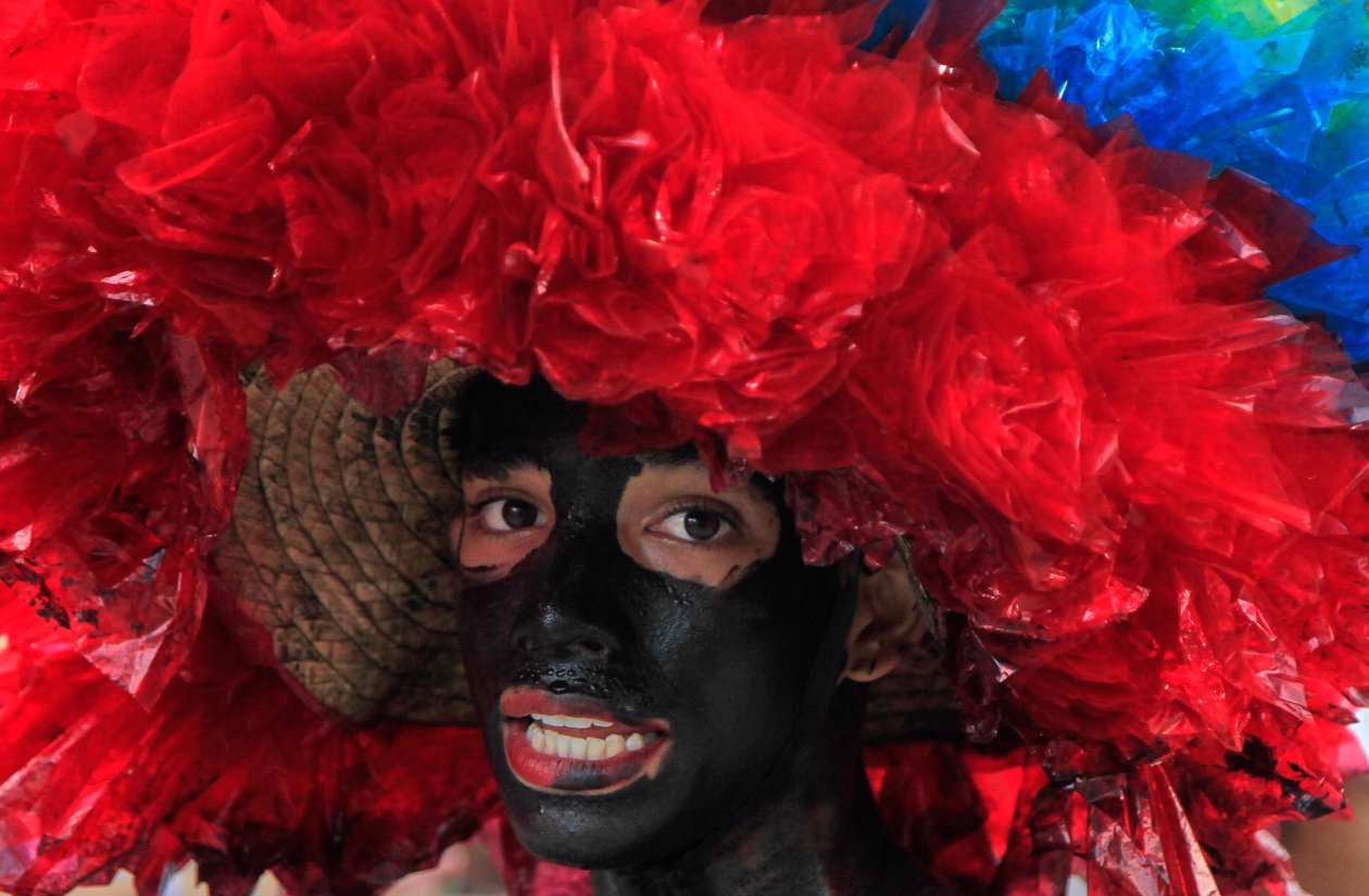 Bailarines actúan por las calles durante la celebración del Festival Son de Negros, en Santa Lucía.