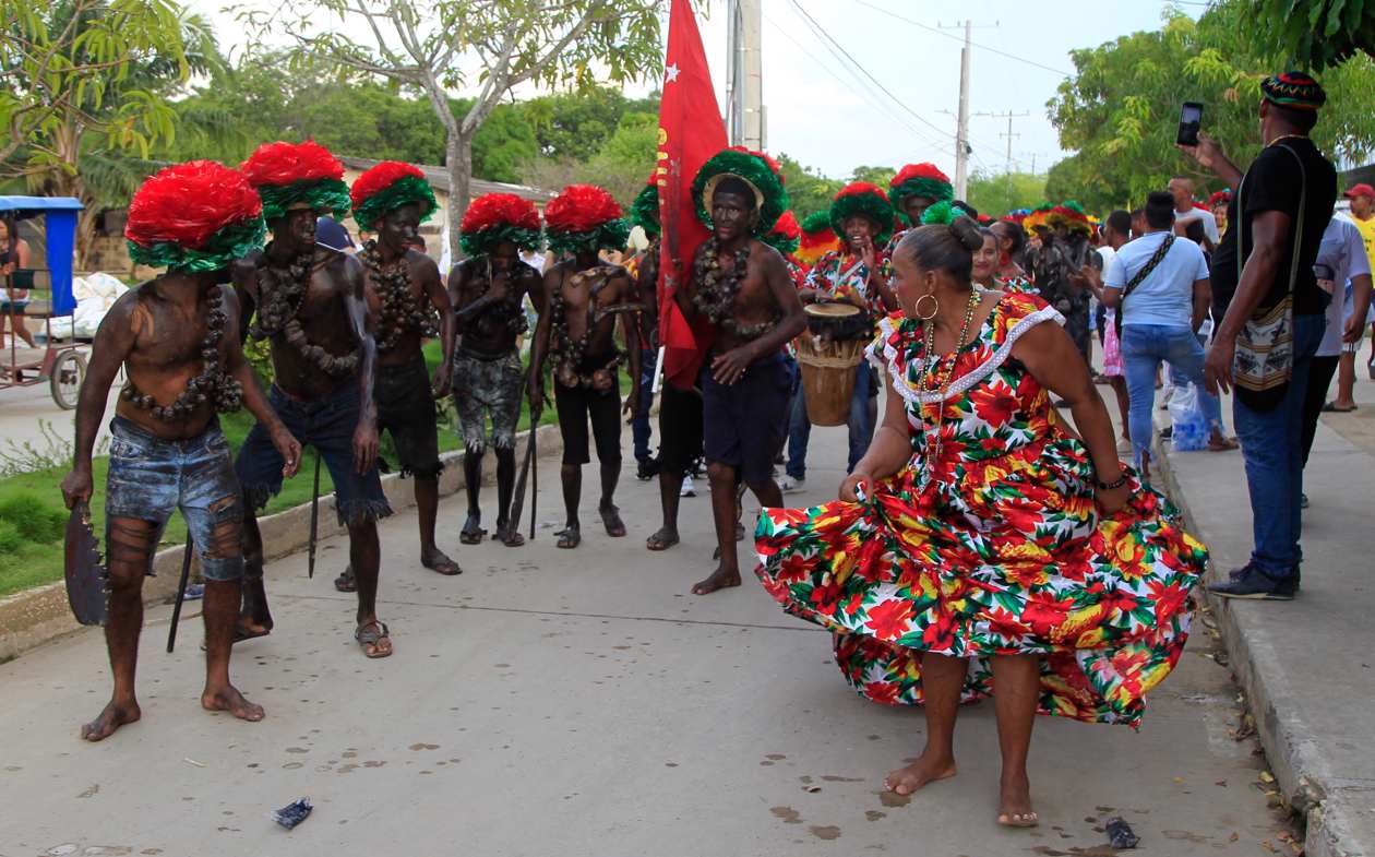 Bailarines actúan por las calles durante la celebración del Festival Son de Negros, en Santa Lucía.