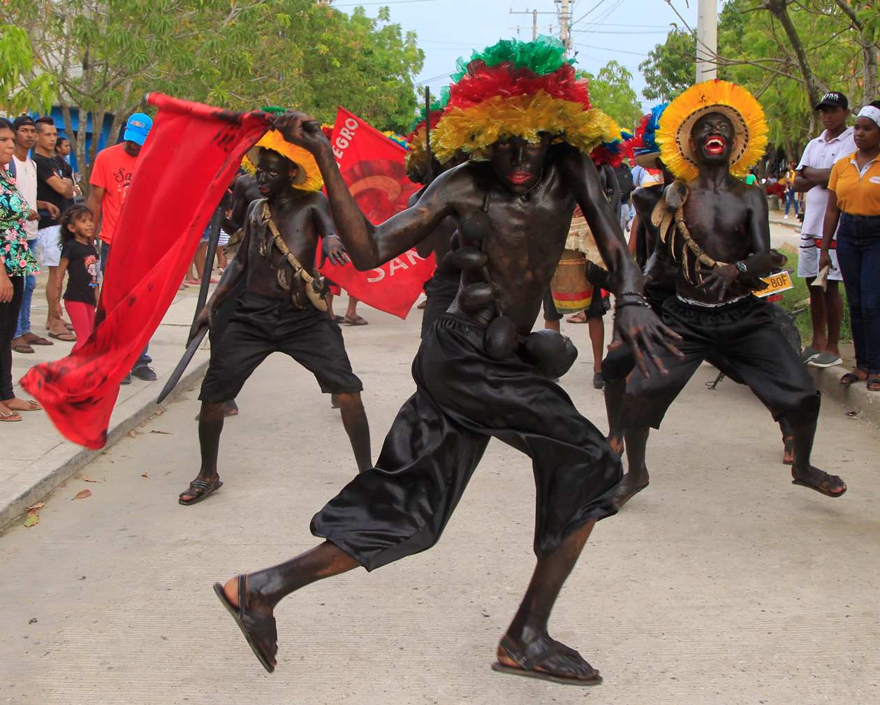 Bailarines actúan por las calles durante la celebración del Festival Son de Negros, en Santa Lucía.