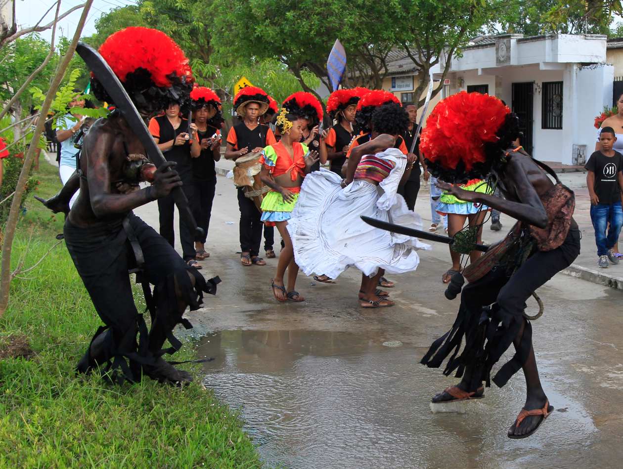 Bailarines actúan por las calles durante la celebración del Festival Son de Negros, en Santa Lucía.
