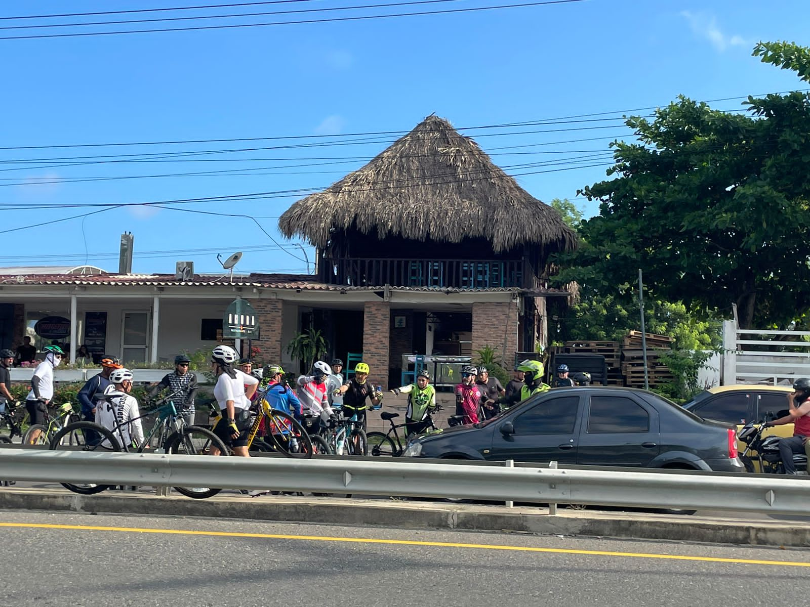 Caravana de ciclistas del Atlántico por la Vía al Mar.