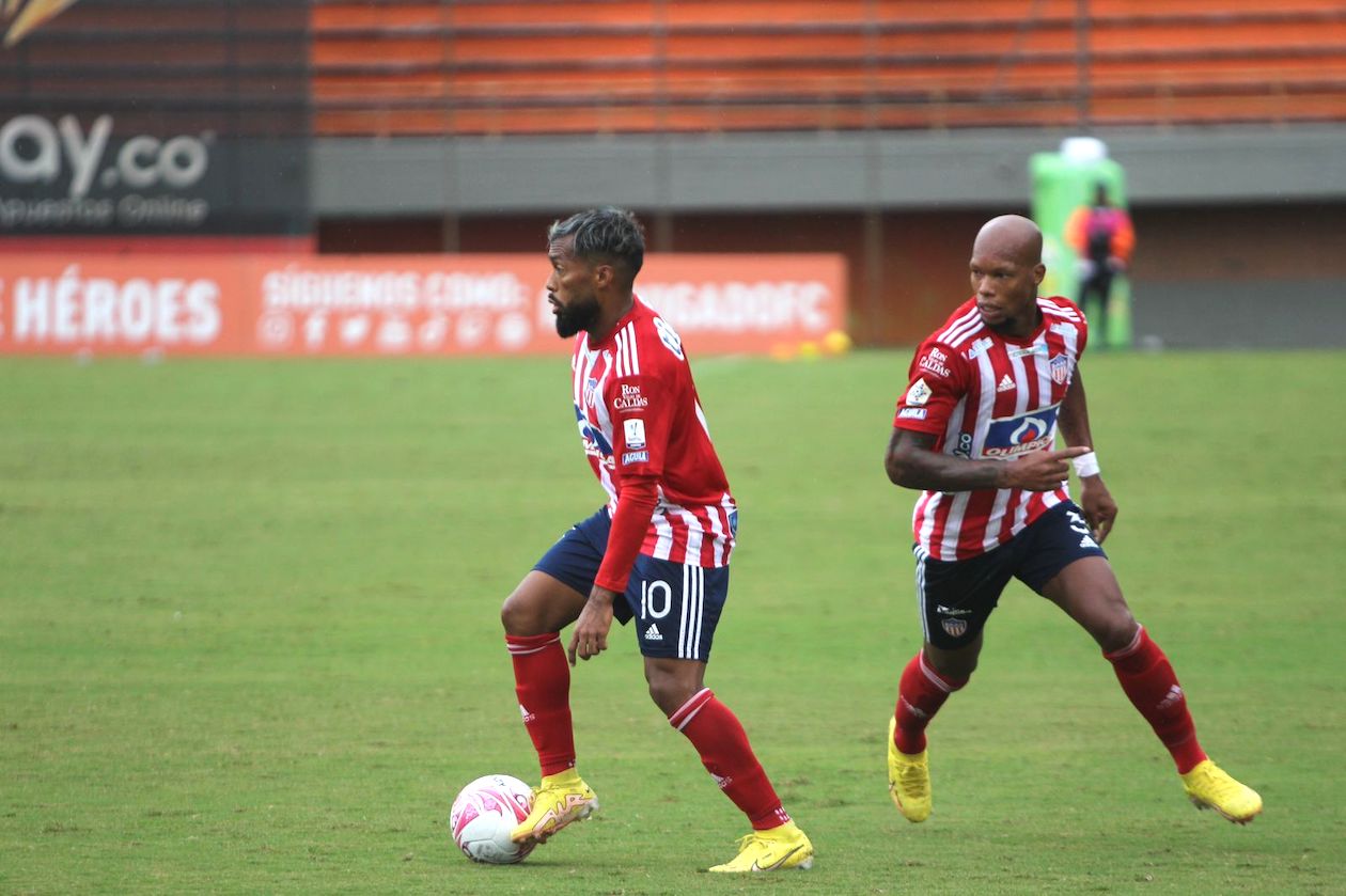 Luis 'Cariaco' González y Edwin Velasco atacando en el Polideportivo Sur.