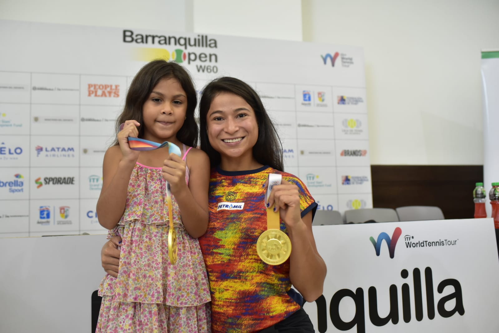 María Fernanda Herazo y su hermana Sheila, con las medallas de oro ganadas en los Juegos Sudamericanos.