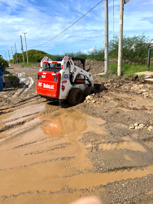 Maquinaria trabajando dentro de la urbanización.