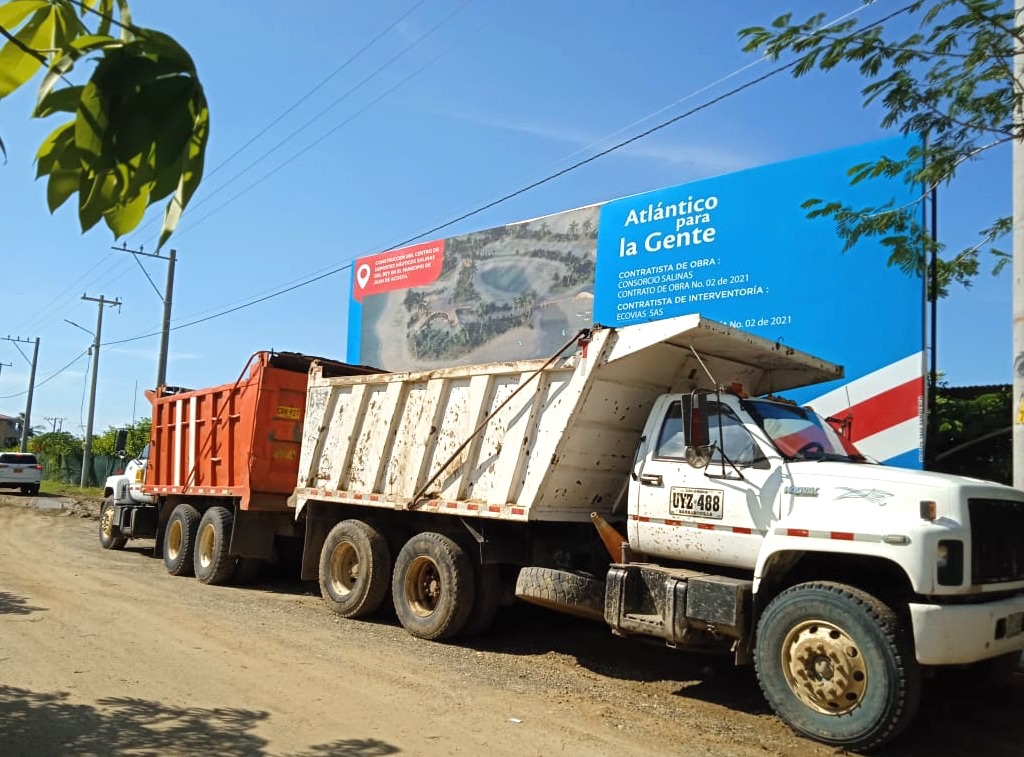 Maquinaria pesada que trabaja en el proyecto.