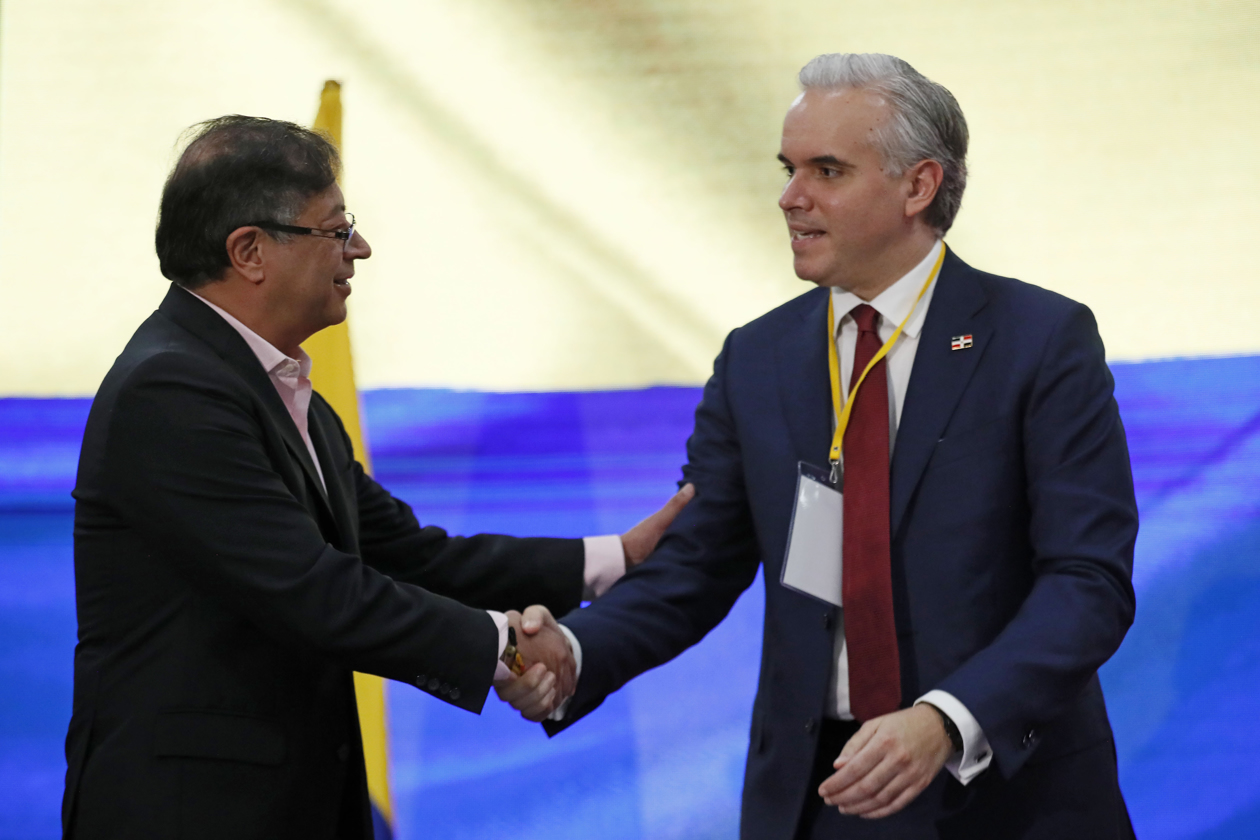 El Presidente Gustavo Petro (i) saludando al ministro de trabajo de República Dominicana y presidente de la Organización Iberoamericana de Seguridad Social (OISS), Luis Miguel De Camps.  