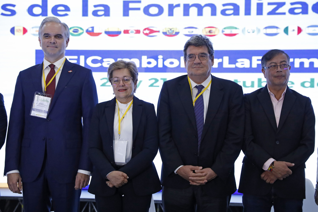 El presidente de Colombia Gustavo Petro (d) asiste hoy junto al ministro de trabajo de República Dominicana y presidente de la Organización Iberoamericana de Seguridad Social (OISS), Luis Miguel de Camps (i), La ministra de Trabajo de Colombia Gloria Inés Ramírez (2i) y el ministro de Inclusión, Seguridad Social y Migraciones de España, José Luis Escrivá (2d) al Foro Iberoamericano Retos de la Formalización Laboral en Bogotá.