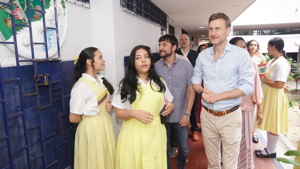 El Embajador George Hodgson.