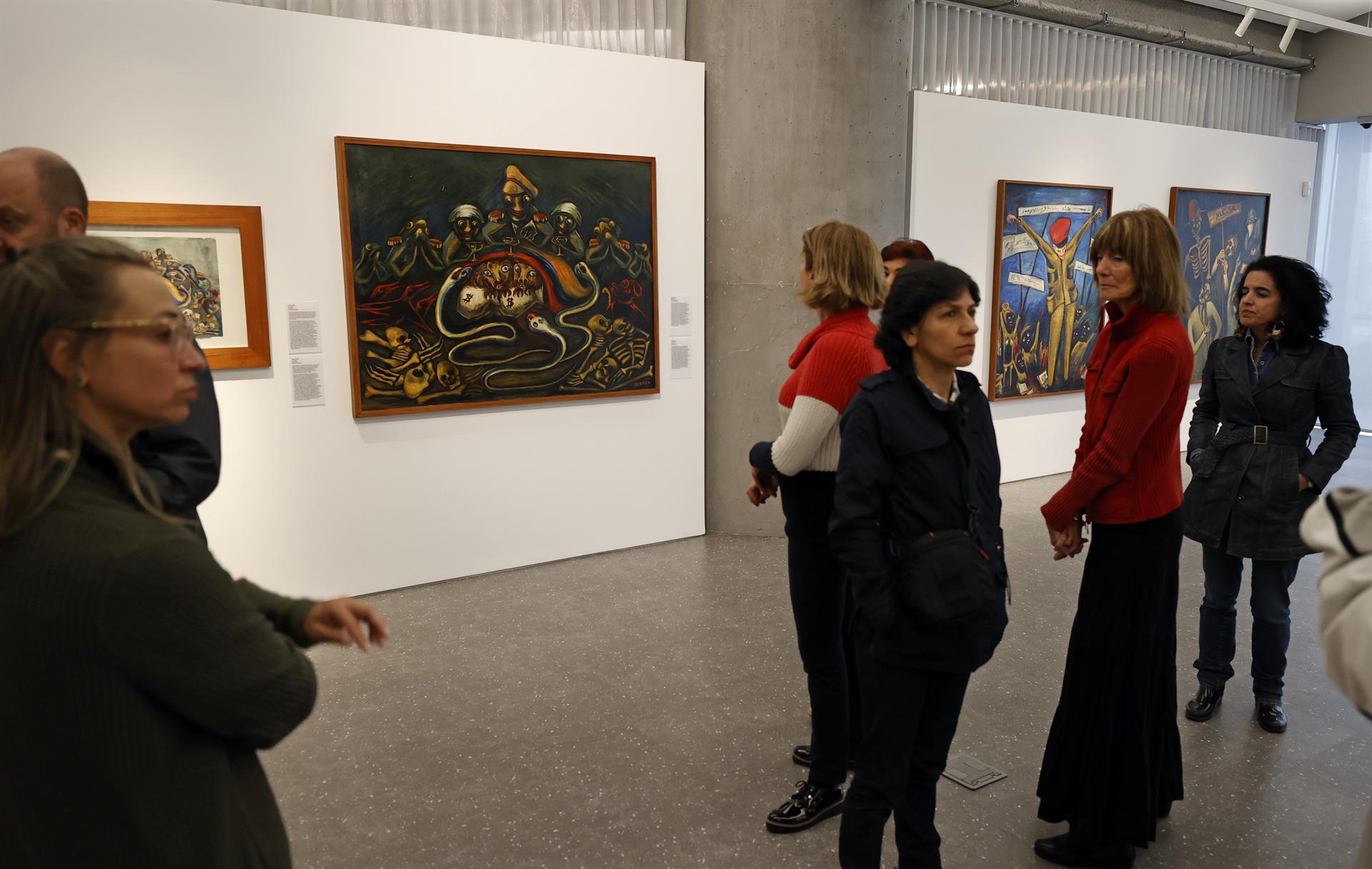 Asistentes a la exposición de la pintora colombiana Débora Arango.