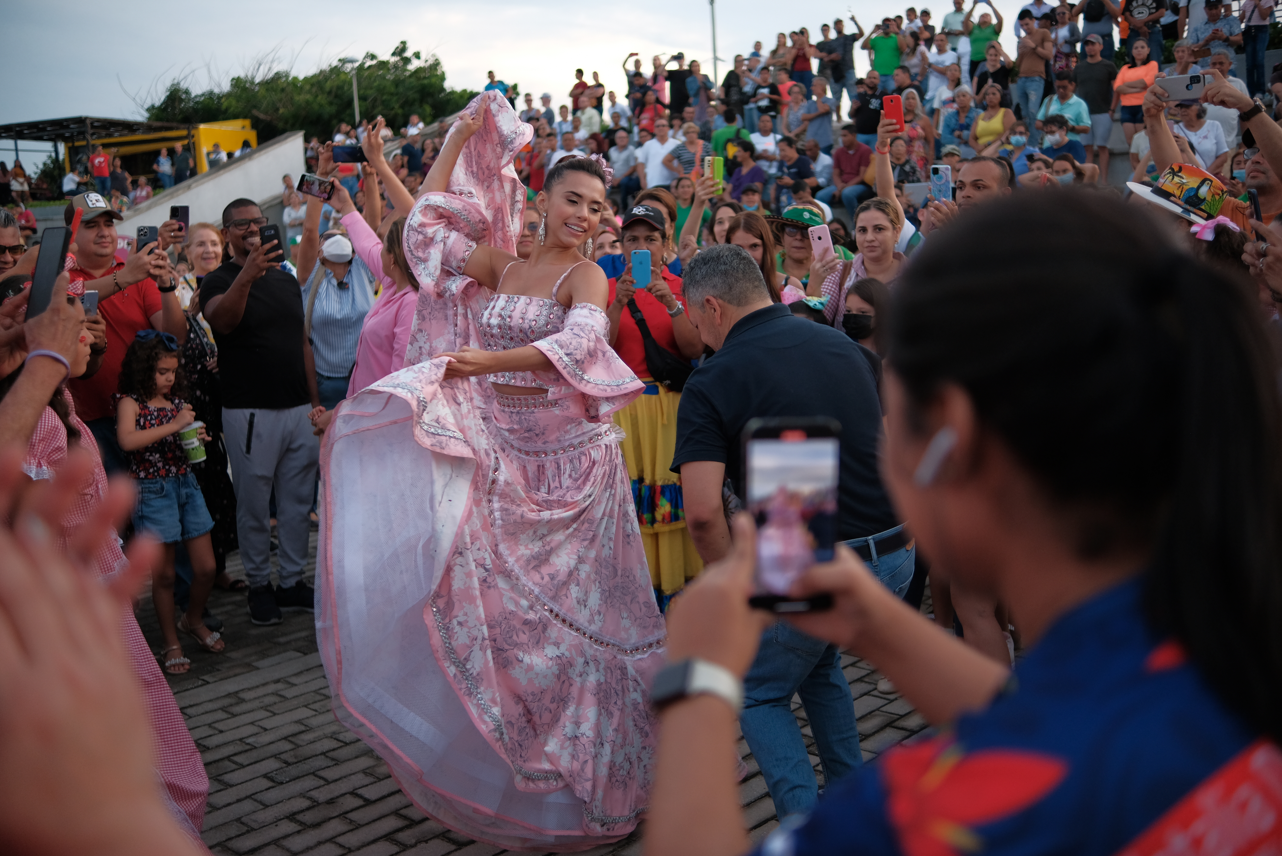 La Reina del Carnaval de Barranquilla 2023, Natalia De Castro González, bailando cumbia en el Gran Malecón.