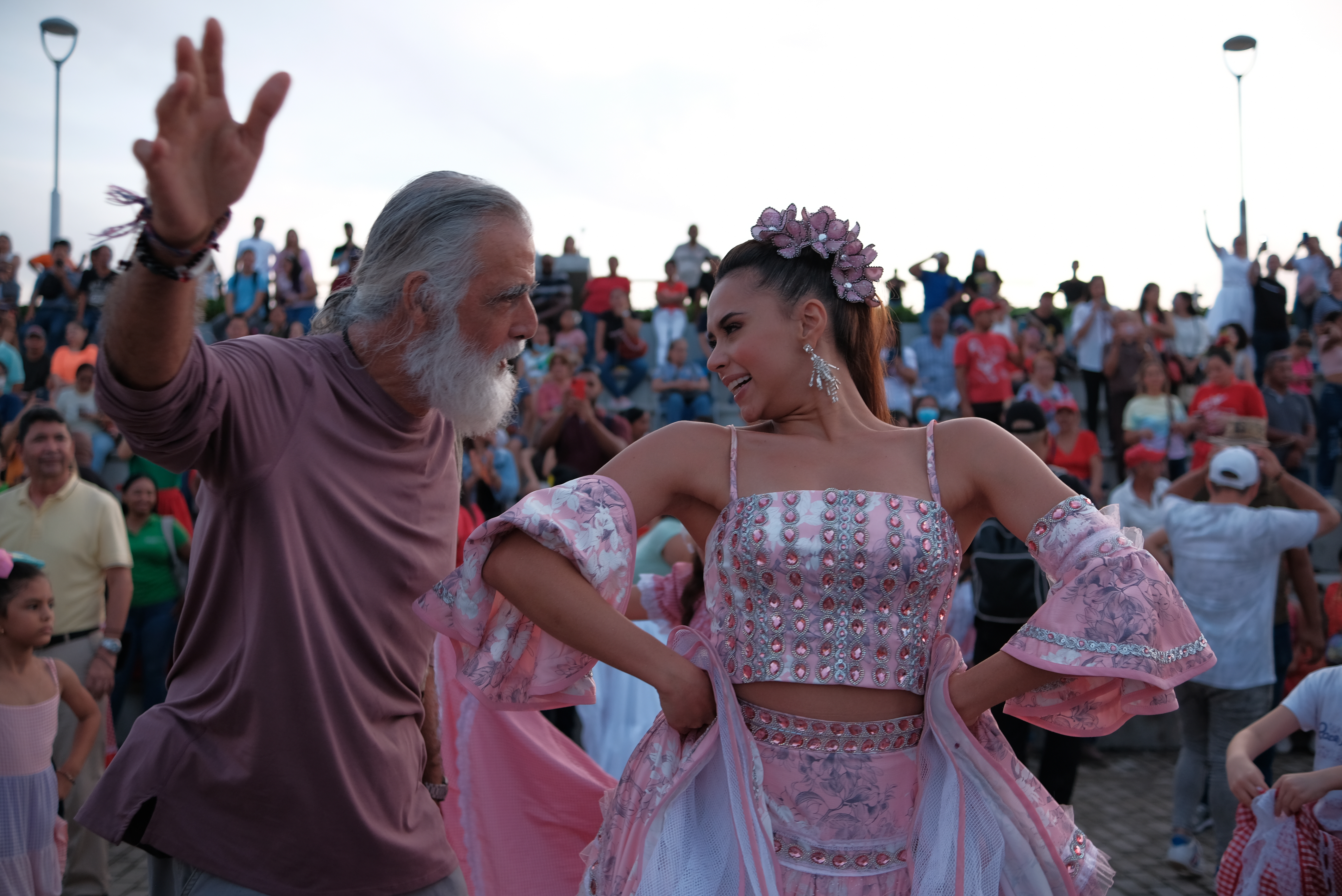 La Reina del Carnaval de Barranquilla 2023, Natalia De Castro González, bailando cumbia en el Gran Malecón.