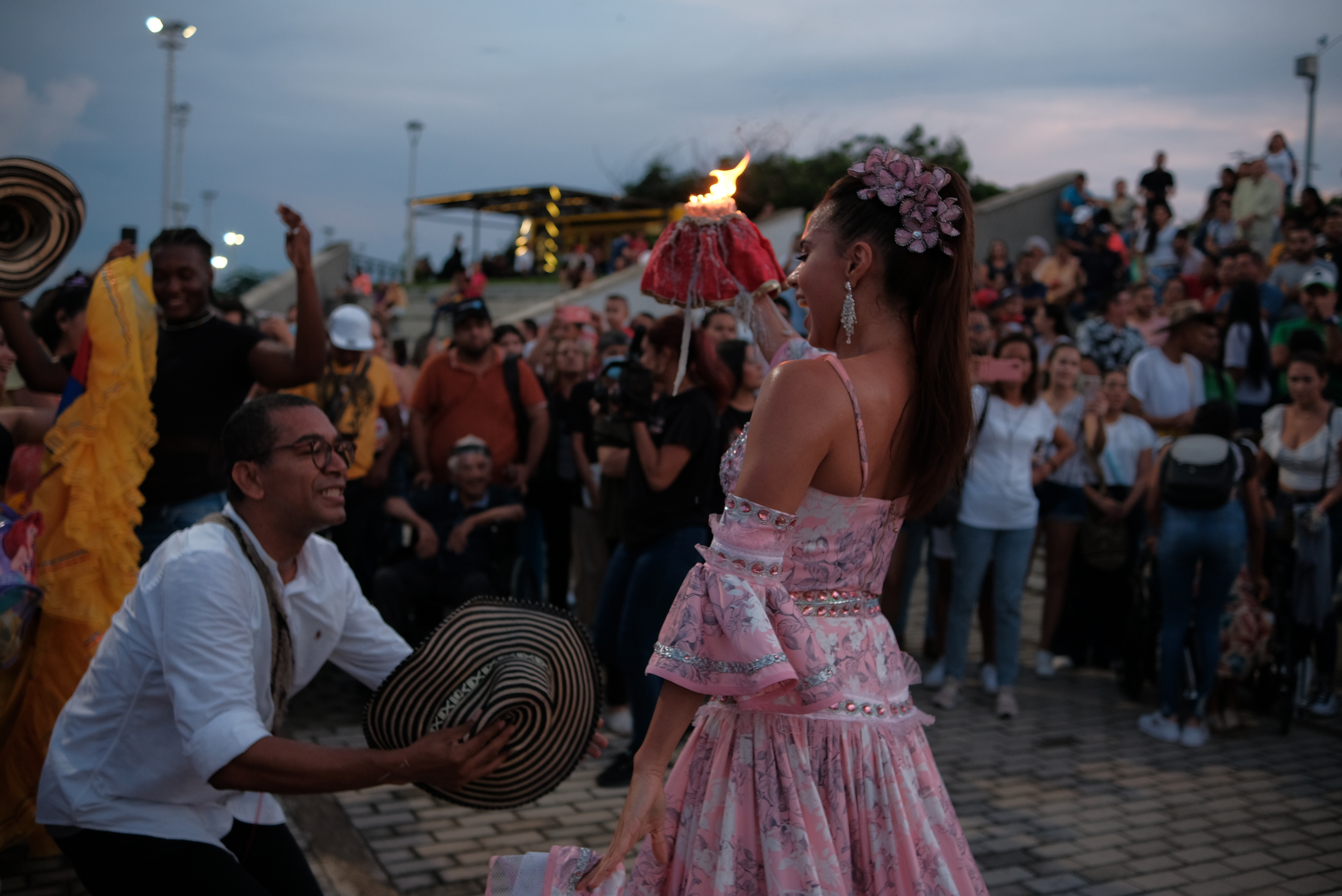 La Reina del Carnaval de Barranquilla 2023, Natalia De Castro González, bailando cumbia en el Gran Malecón.