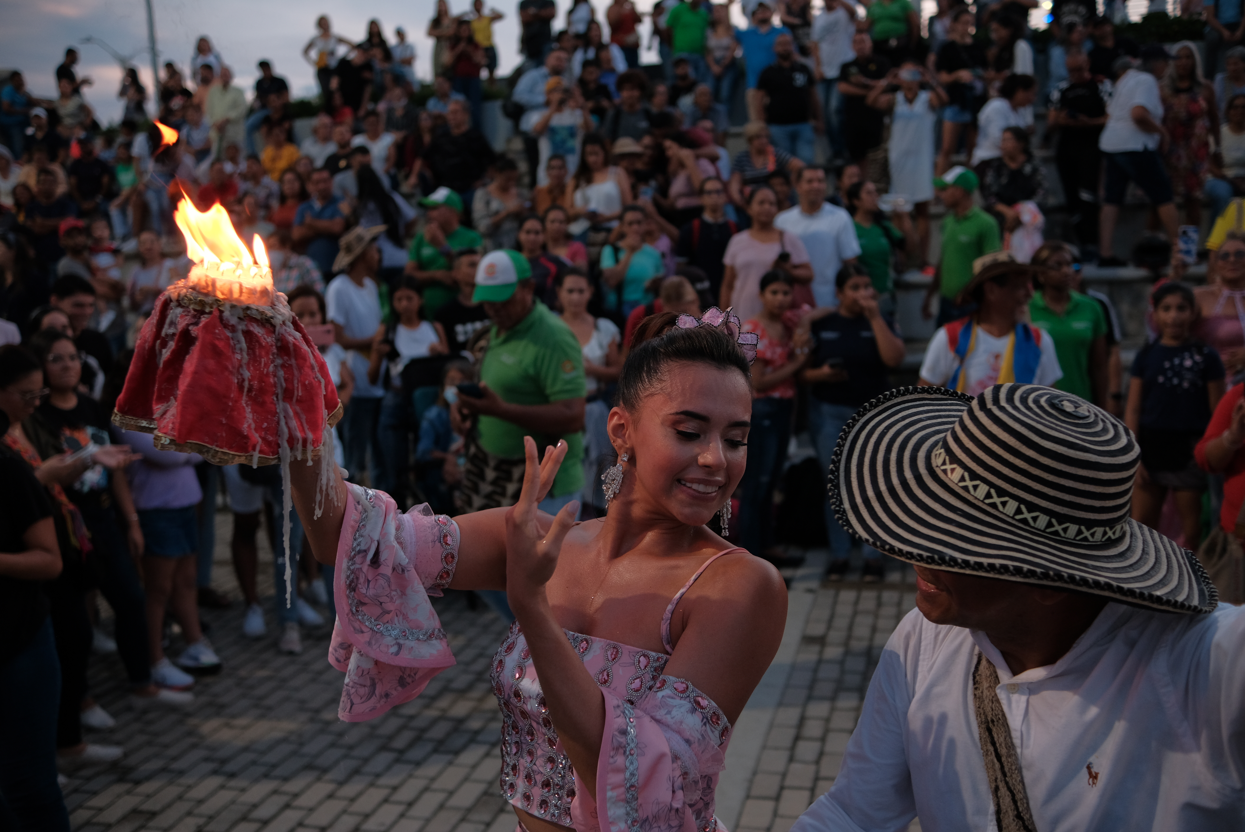 La Reina del Carnaval de Barranquilla 2023, Natalia De Castro González, bailando cumbia en el Gran Malecón.