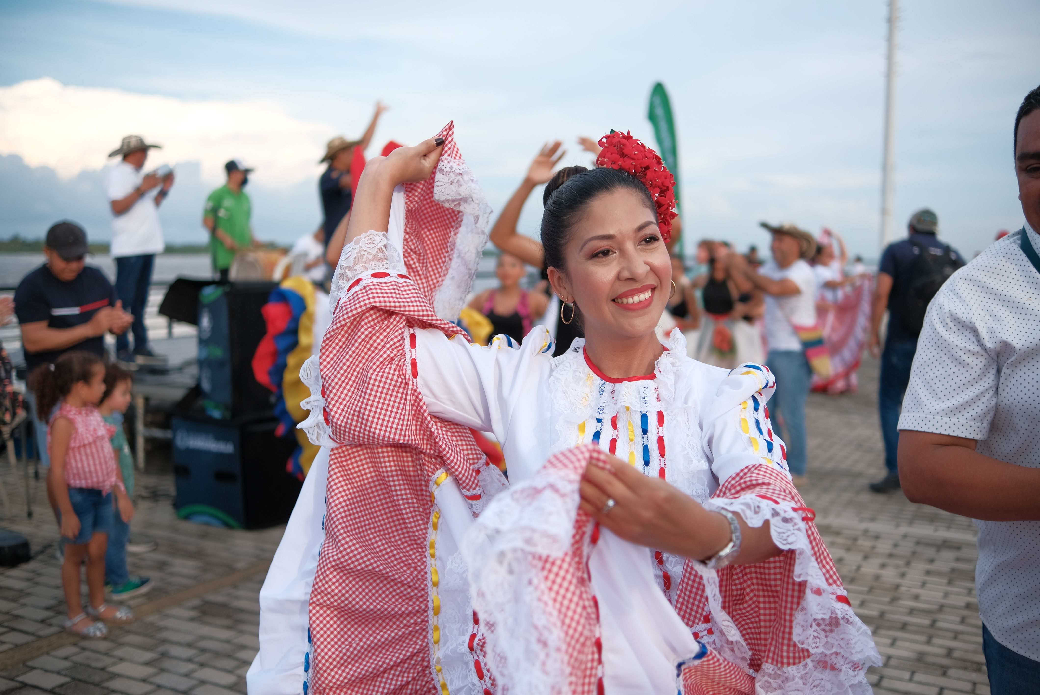 Parejas bailadoras de cumbia en el Gran Malecón.