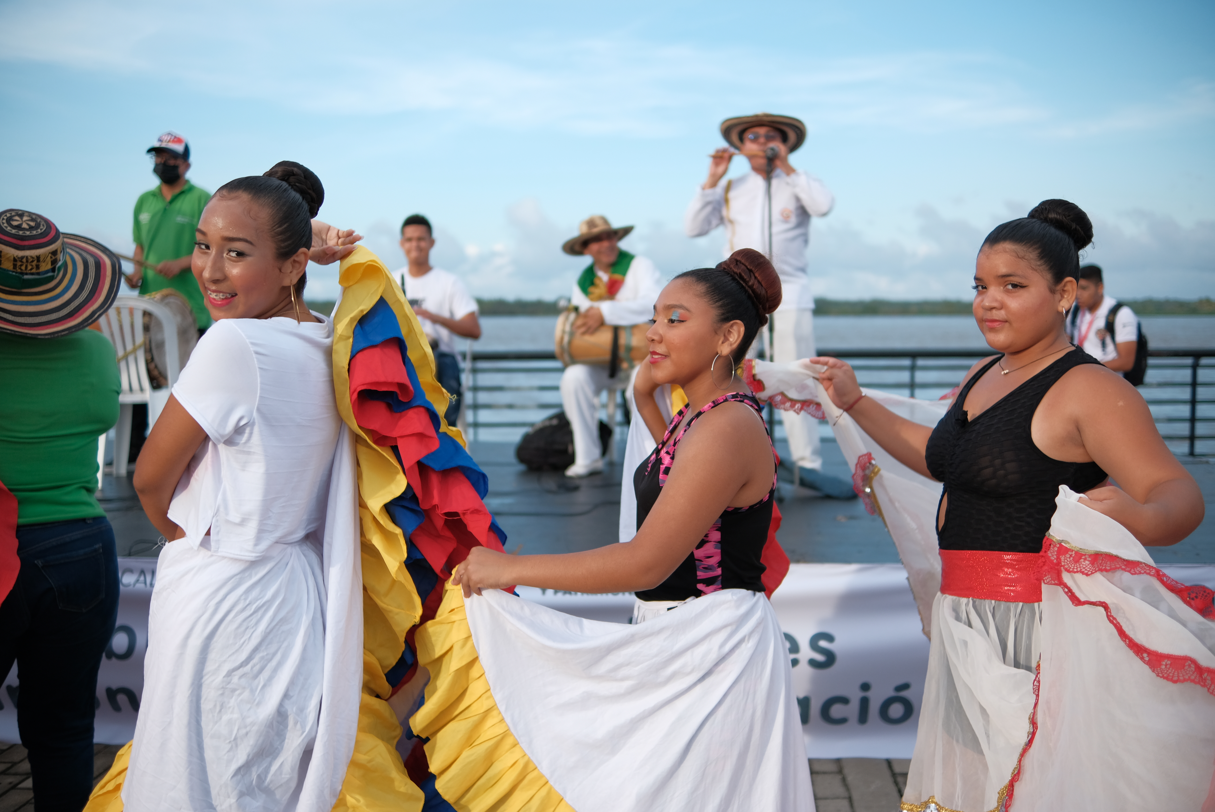 Parejas bailadoras de cumbia en el Gran Malecón.