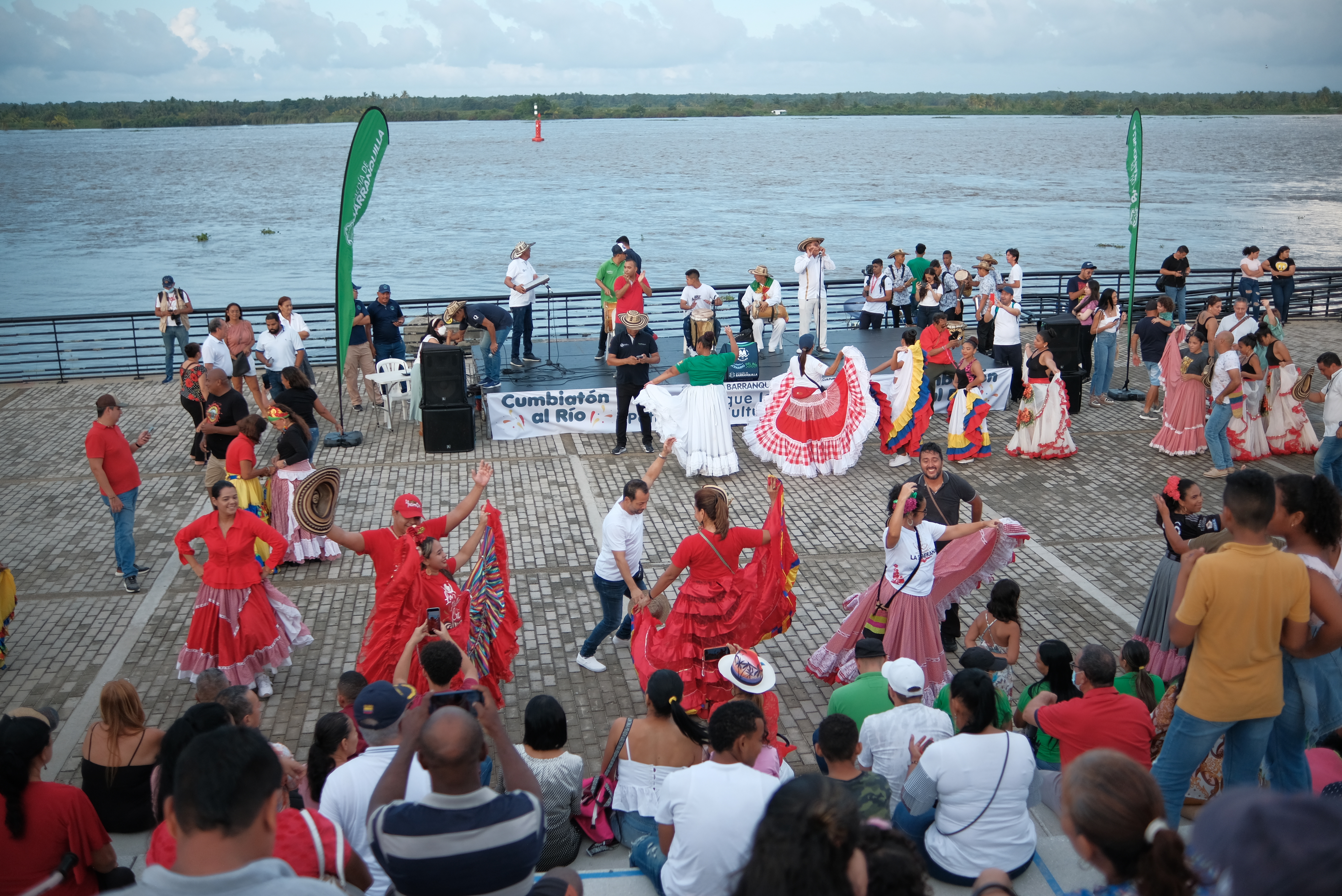 Parejas bailadoras de cumbia en el Gran Malecón.