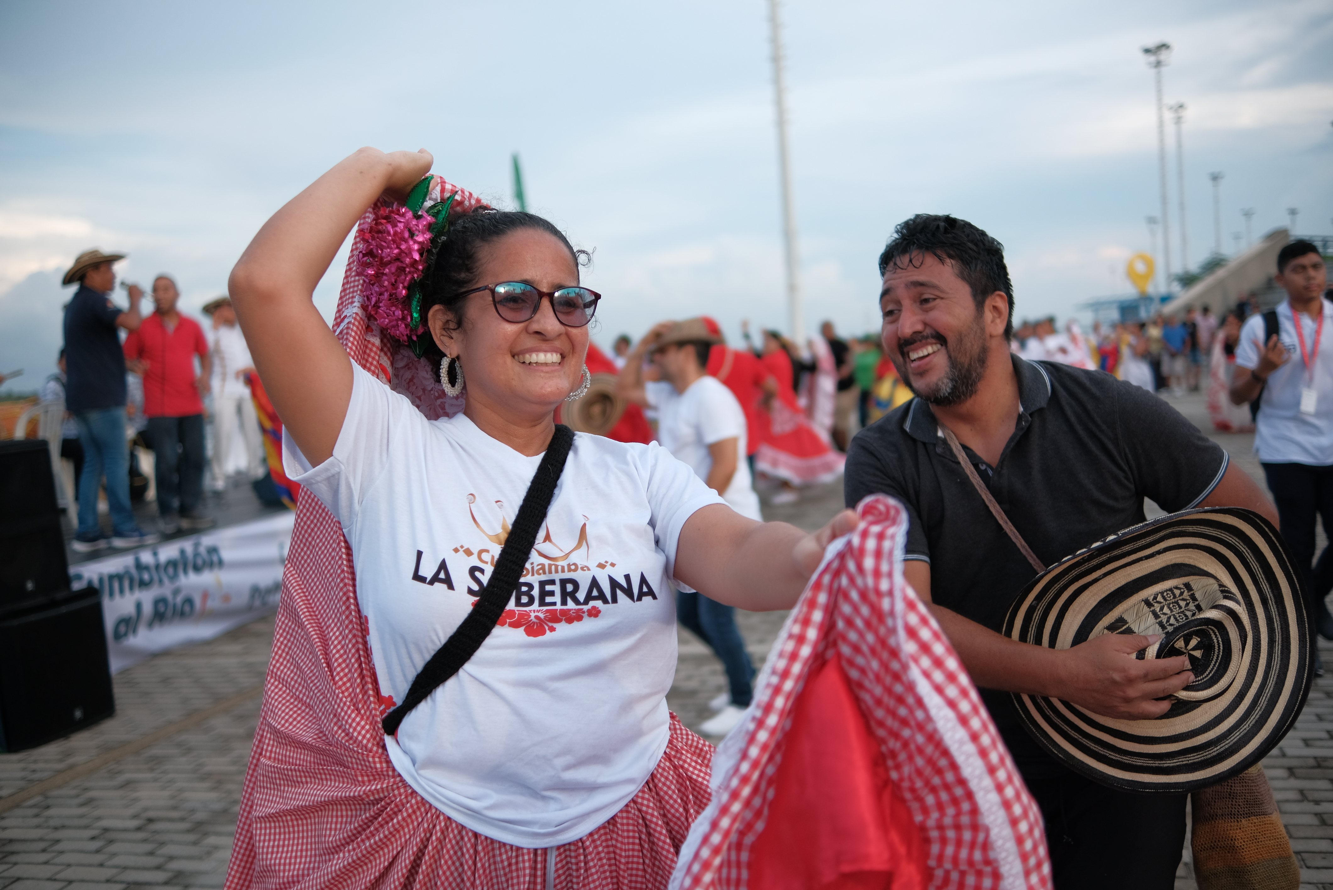 Parejas bailadoras de cumbia en el Gran Malecón.