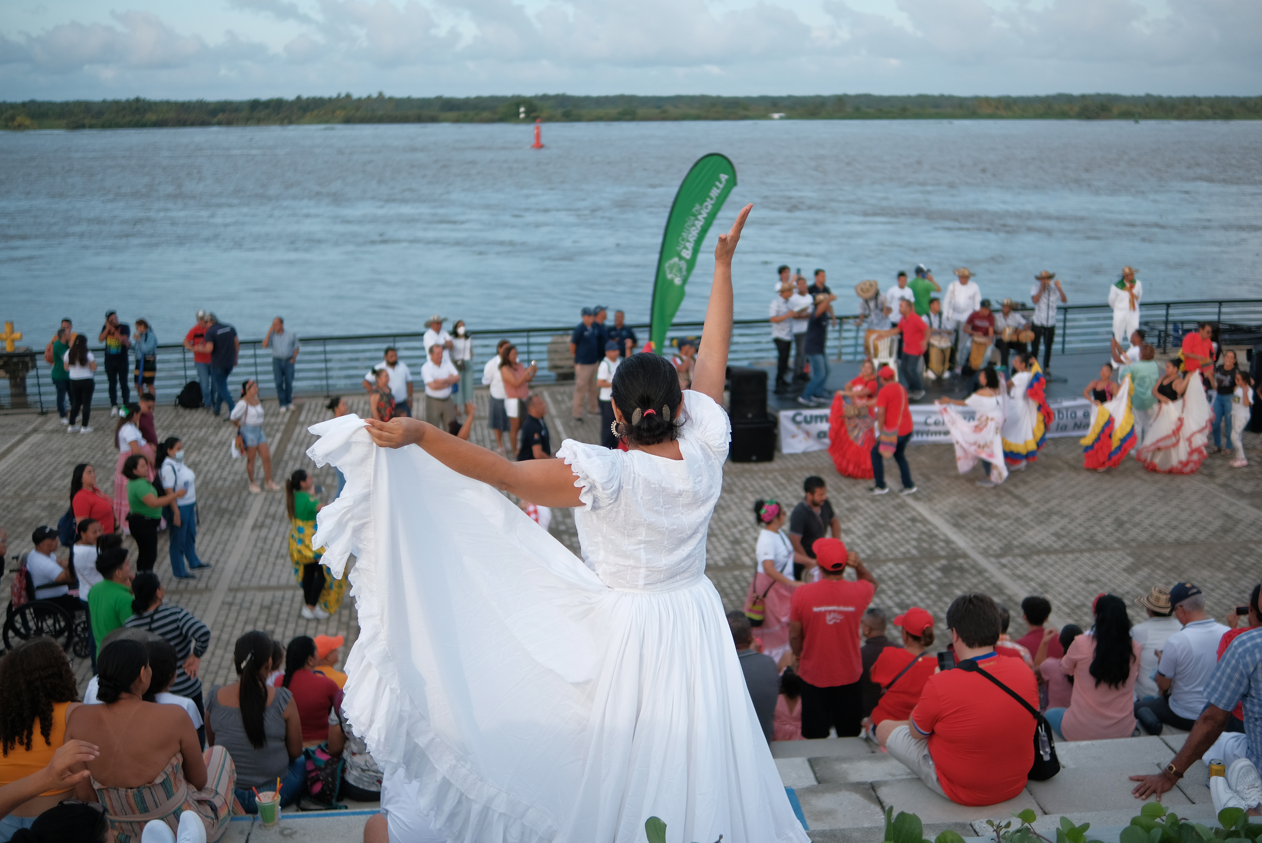 Parejas bailadoras de cumbia en el Gran Malecón.