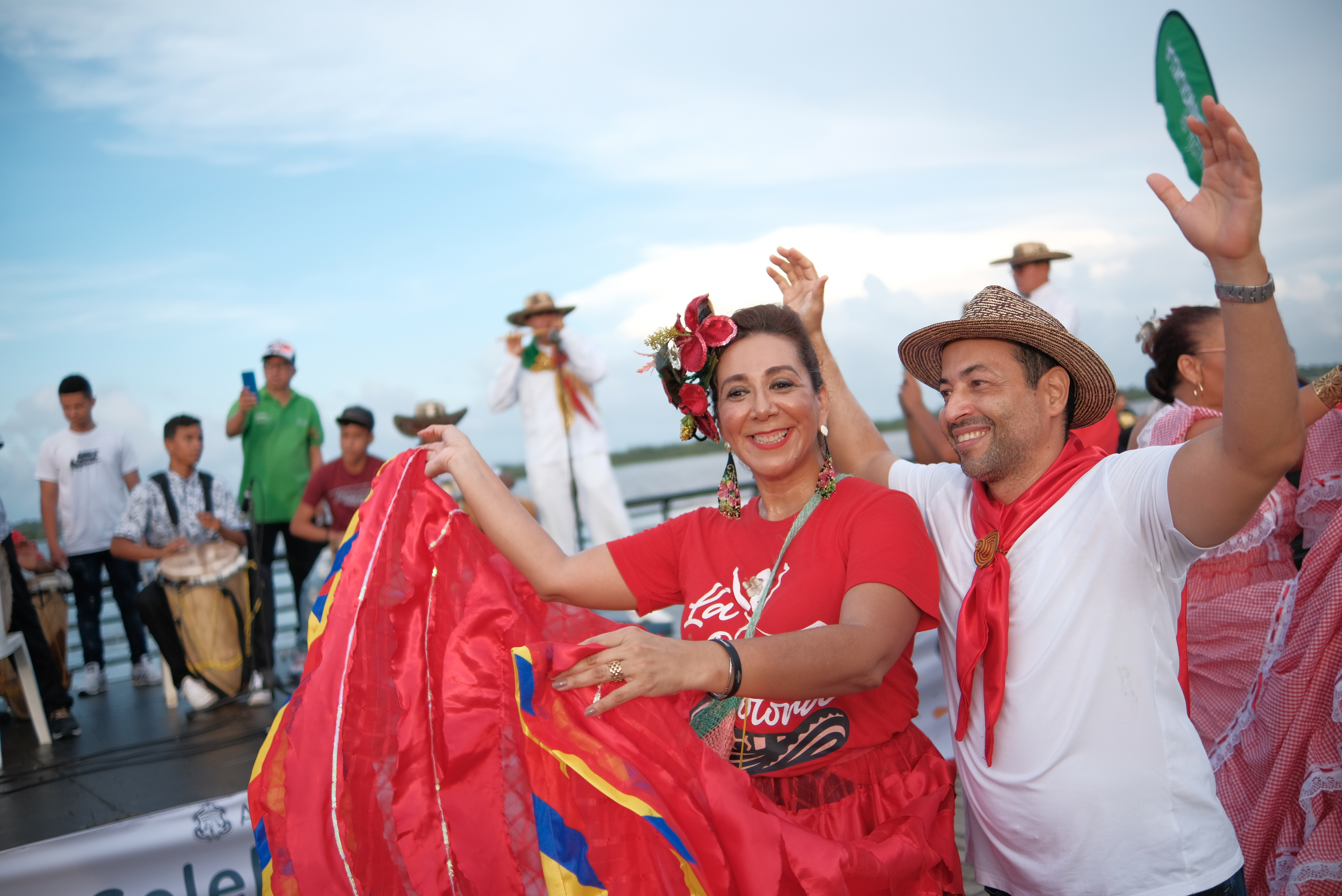 Parejas bailadoras de cumbia en el Gran Malecón.