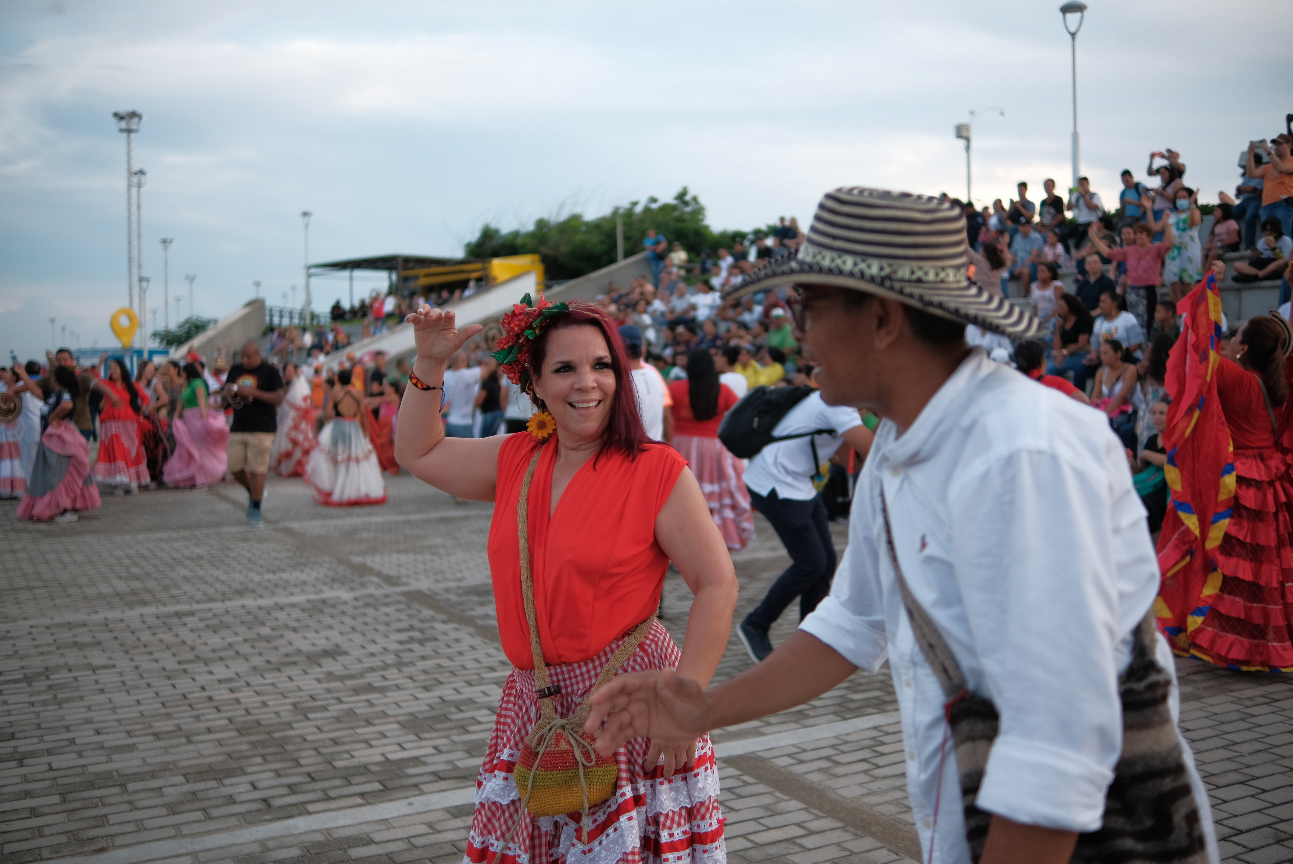 Parejas bailadoras de cumbia en el Gran Malecón.