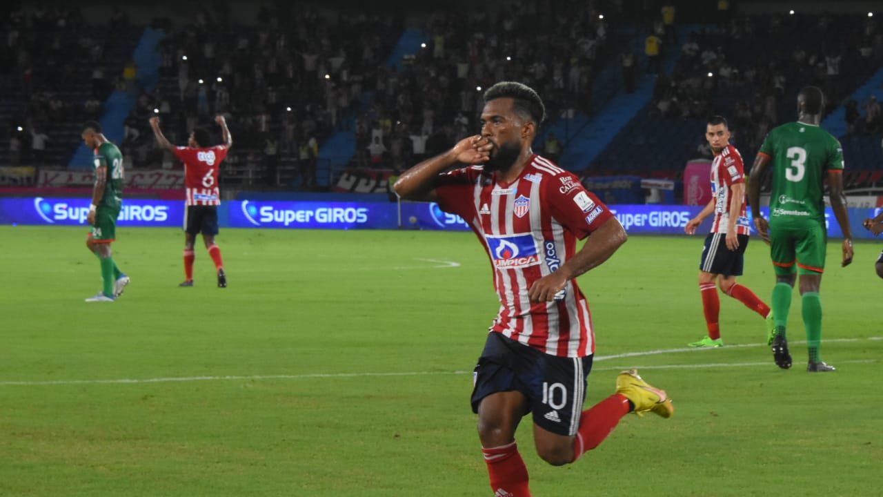 Luis 'Cariaco' González, figura de la cancha al anotar los dos goles.