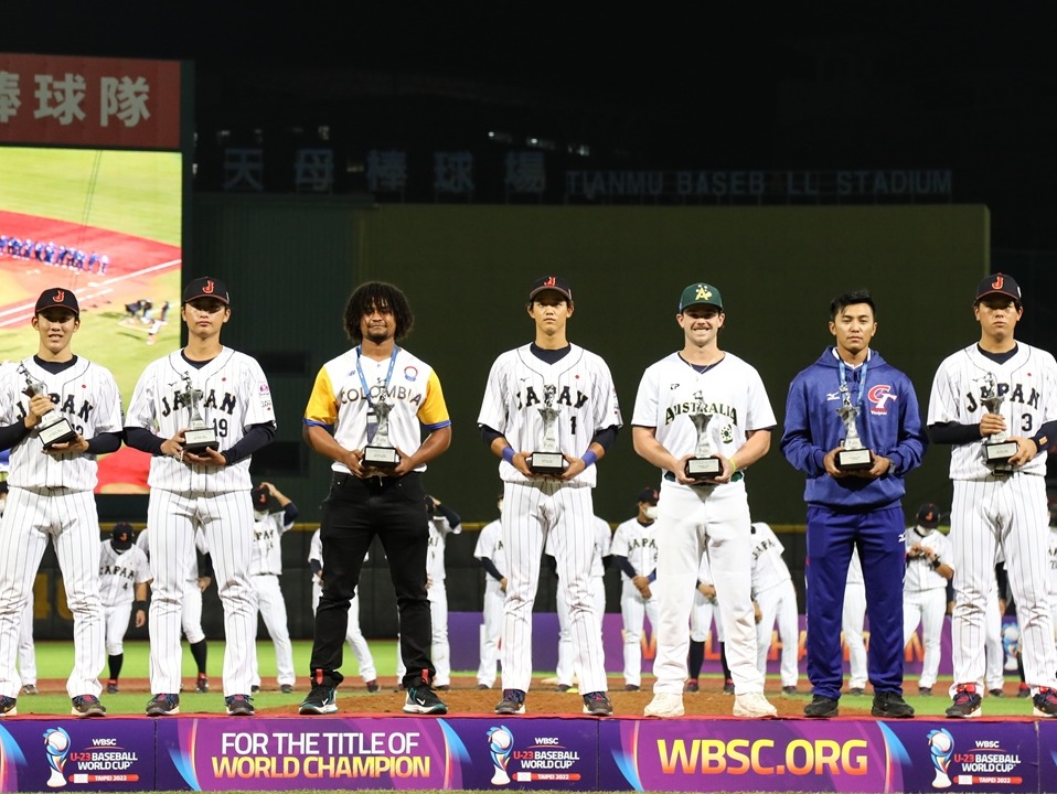 Carlos Arroyo recibe el premio al Mejor Segunda Base del Mundial Sub-23.