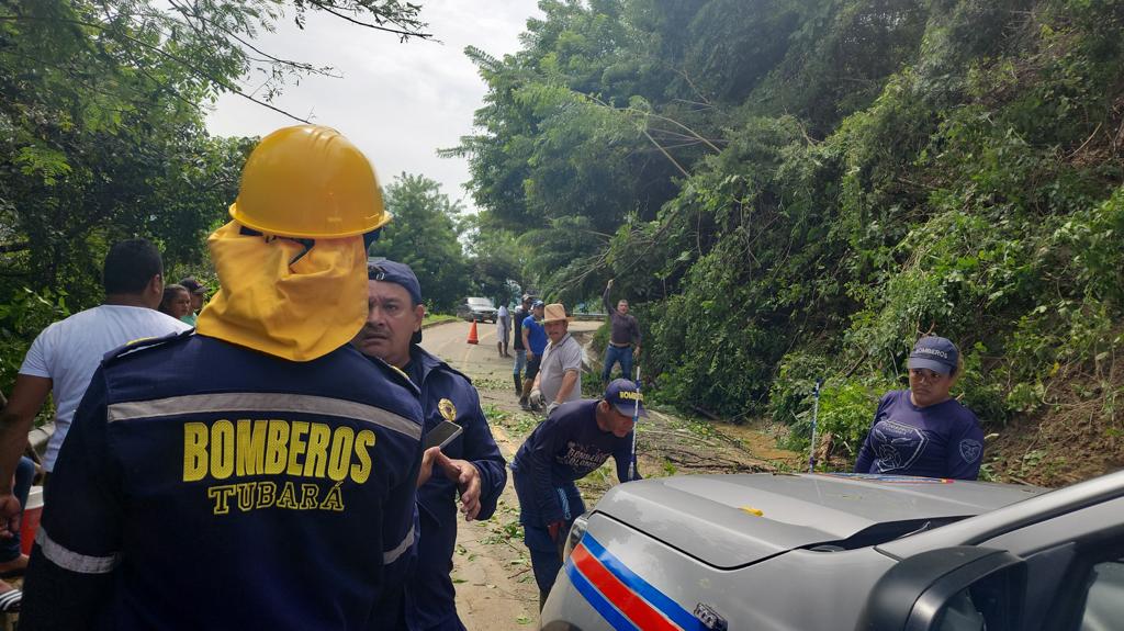 Los bomberos apoyan la atención de las emergencias.