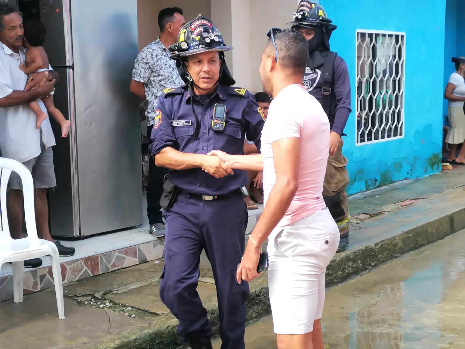 Autoridades distritales atendiendo la emergencia en Juan Mina.