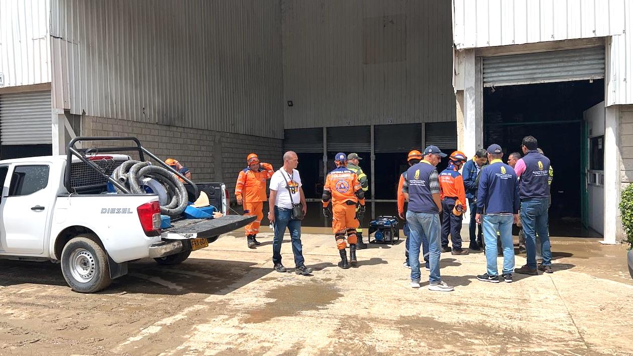 Autoridades distritales atendiendo la emergencia en Juan Mina.