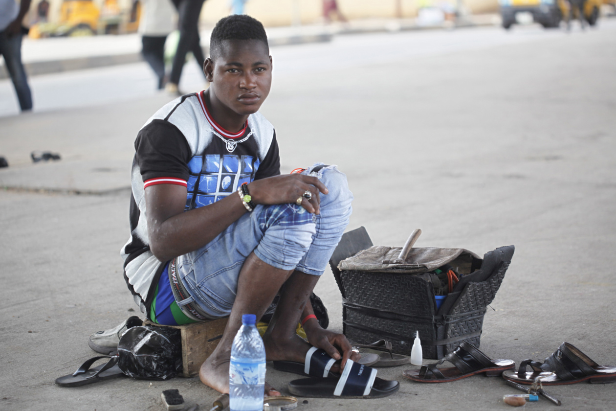 Zapateros reparan zapatos de cuero dañados en una calle de Lagos, Nigeria.