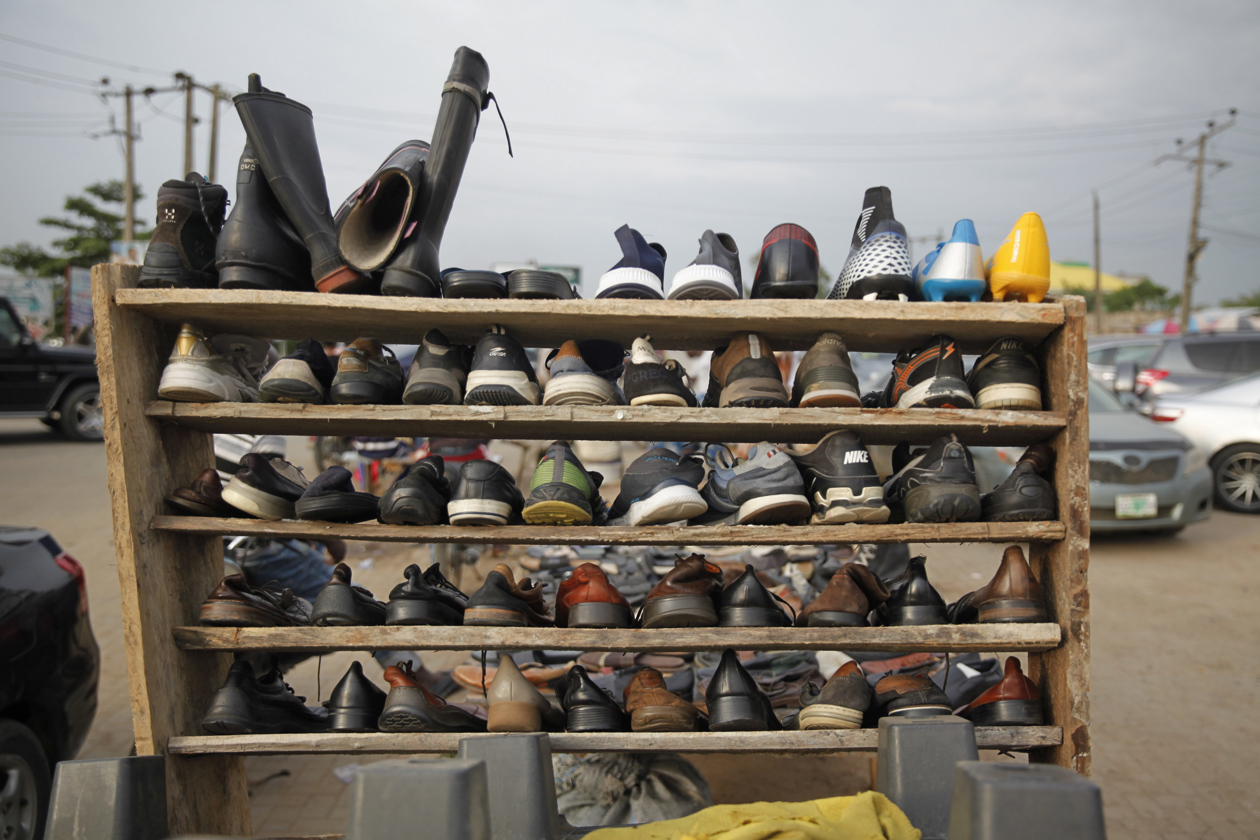 Zapateros reparan zapatos de cuero dañados en una calle de Lagos, Nigeria.