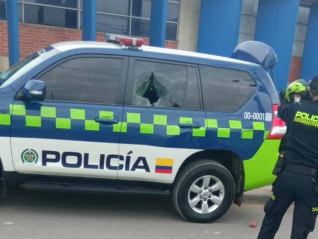 Camioneta del Director de la Policía impactada.