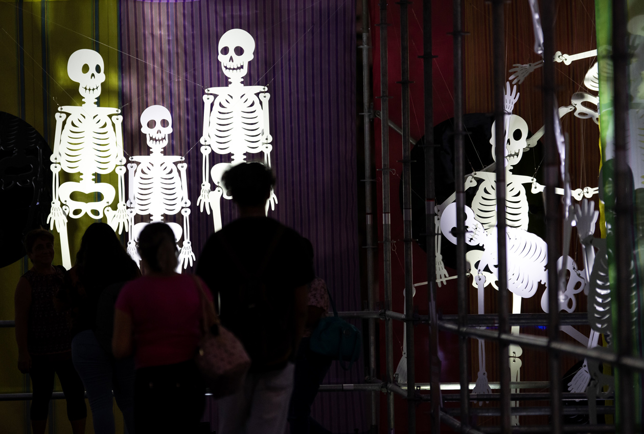 Fotografía de la ofrenda de Muertos del artista Sergio Rodríguez.