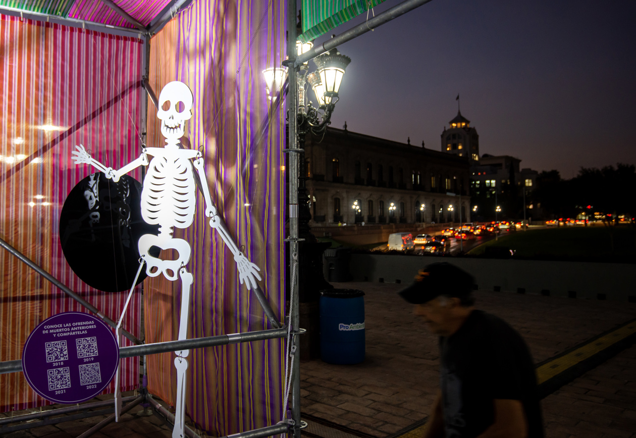 Fotografía de la ofrenda de Muertos del artista Sergio Rodríguez.