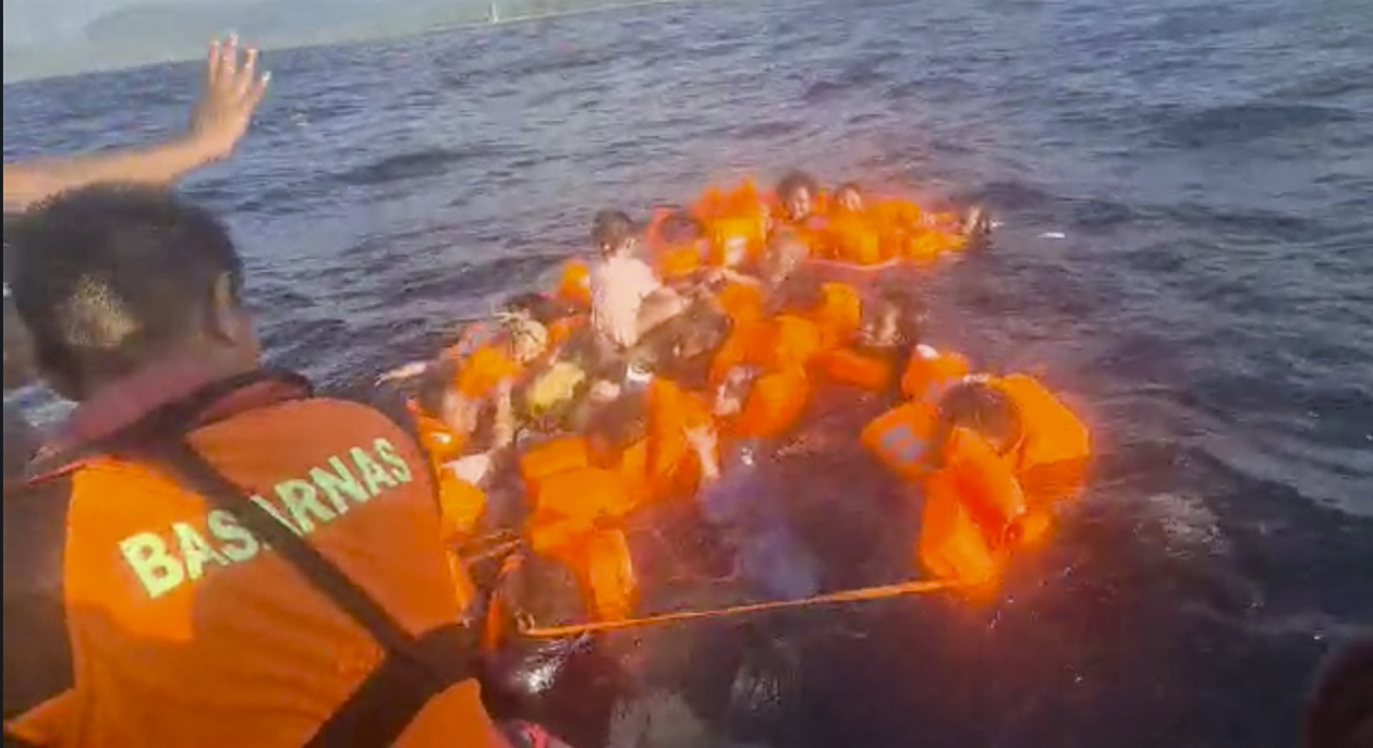 Pasajeros que lograron saltar al agua para evitar las llamas.