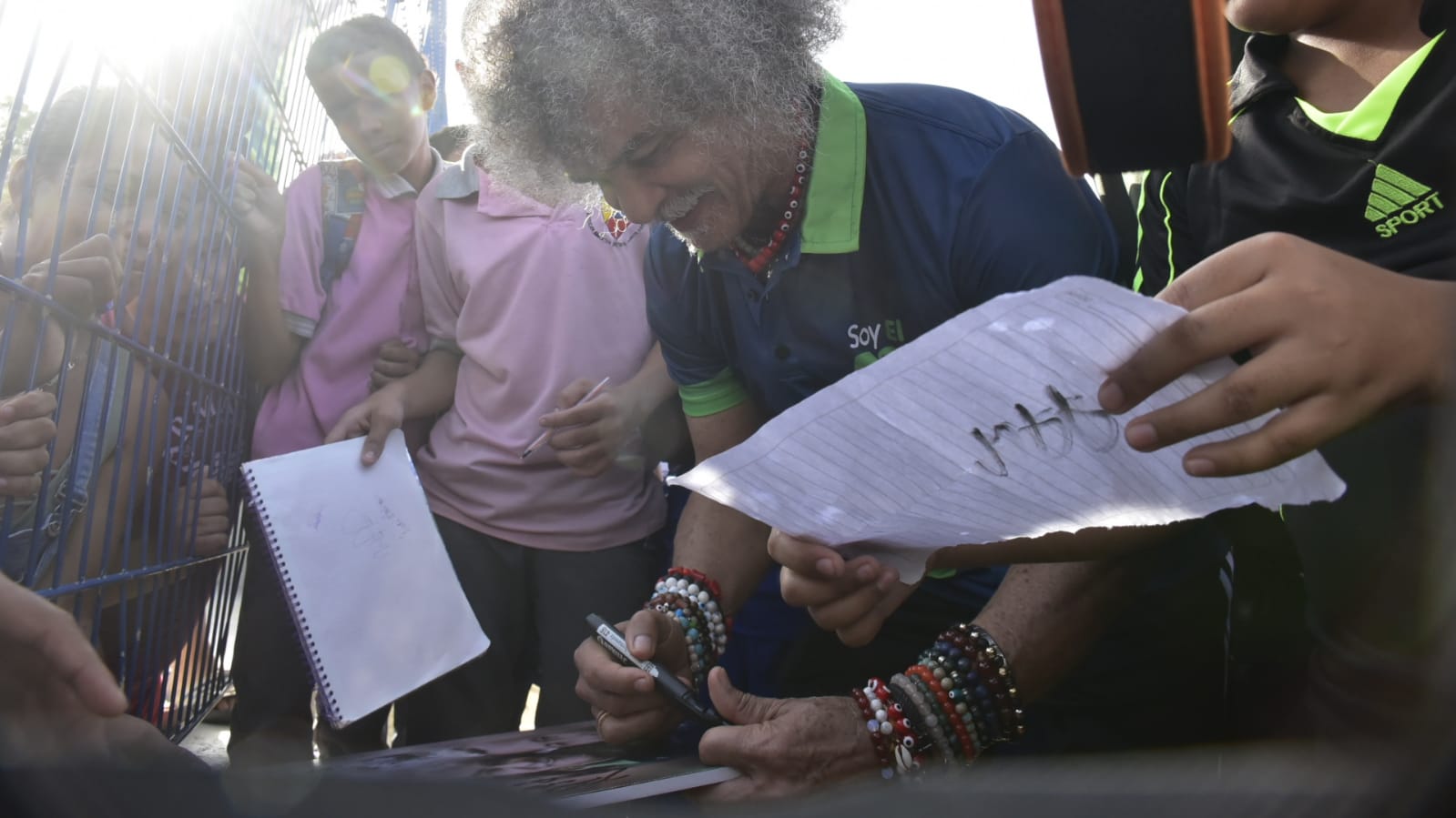 Carlos 'el Pibe' Valderrama junto a su fanaticada en Barranquilla.