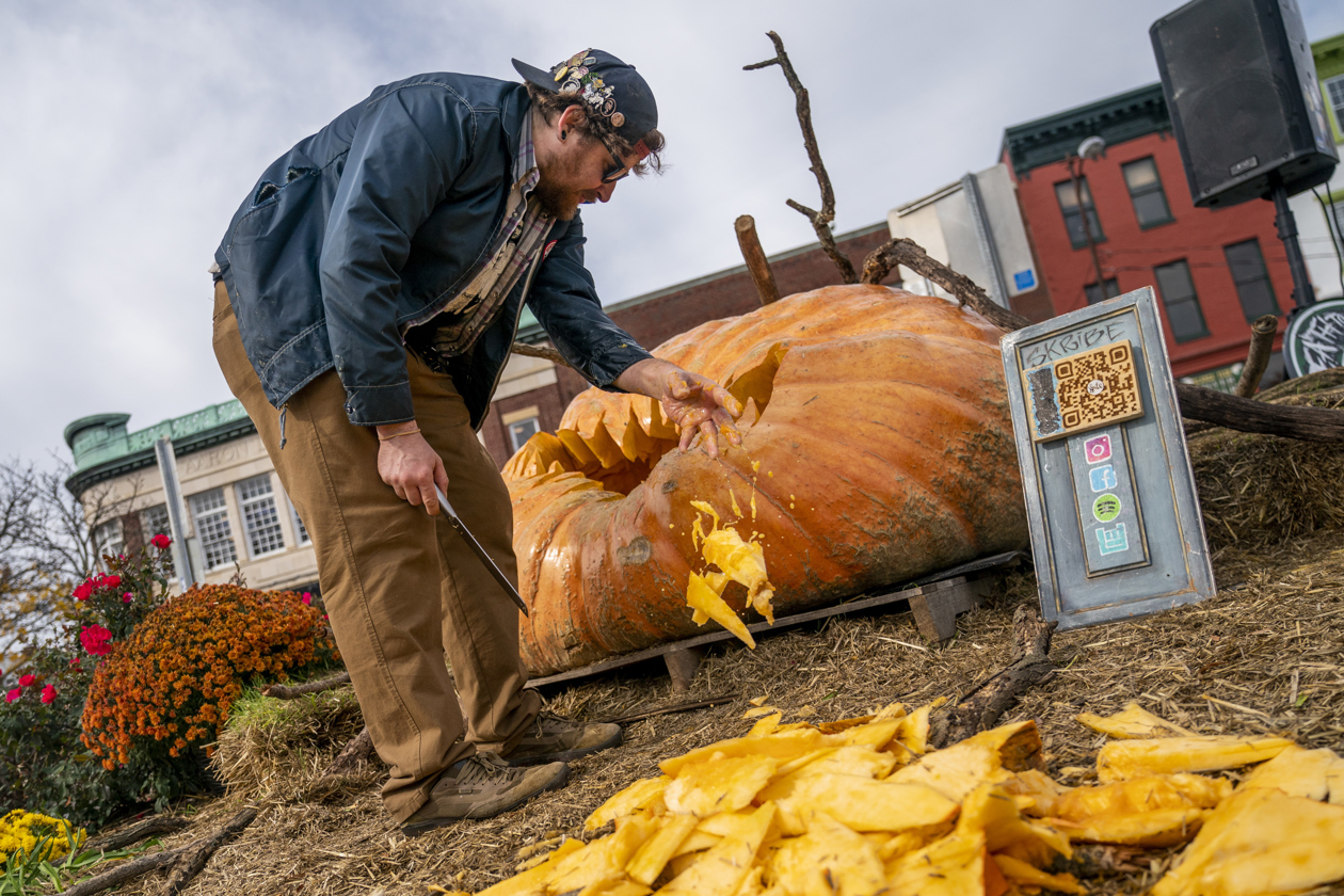 Angelito Baban convierte a 'Hulk' en una calabaza gigante.