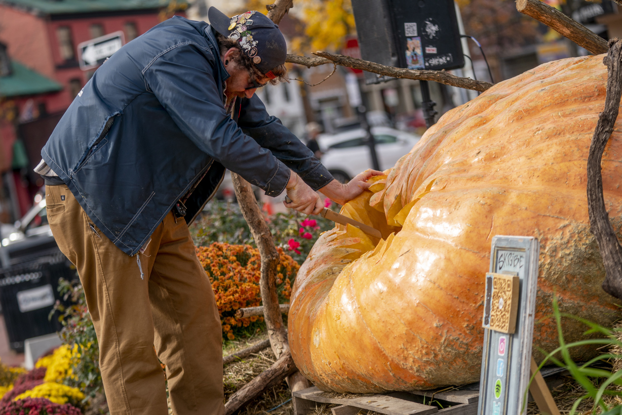 Angelito Baban convierte a 'Hulk' en una calabaza gigante.