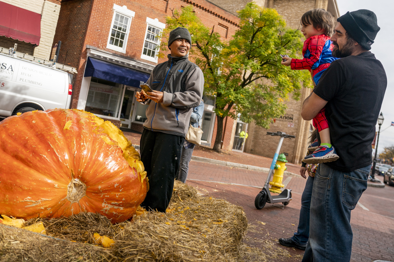 Angelito Baban convierte a 'Hulk' en una calabaza gigante.