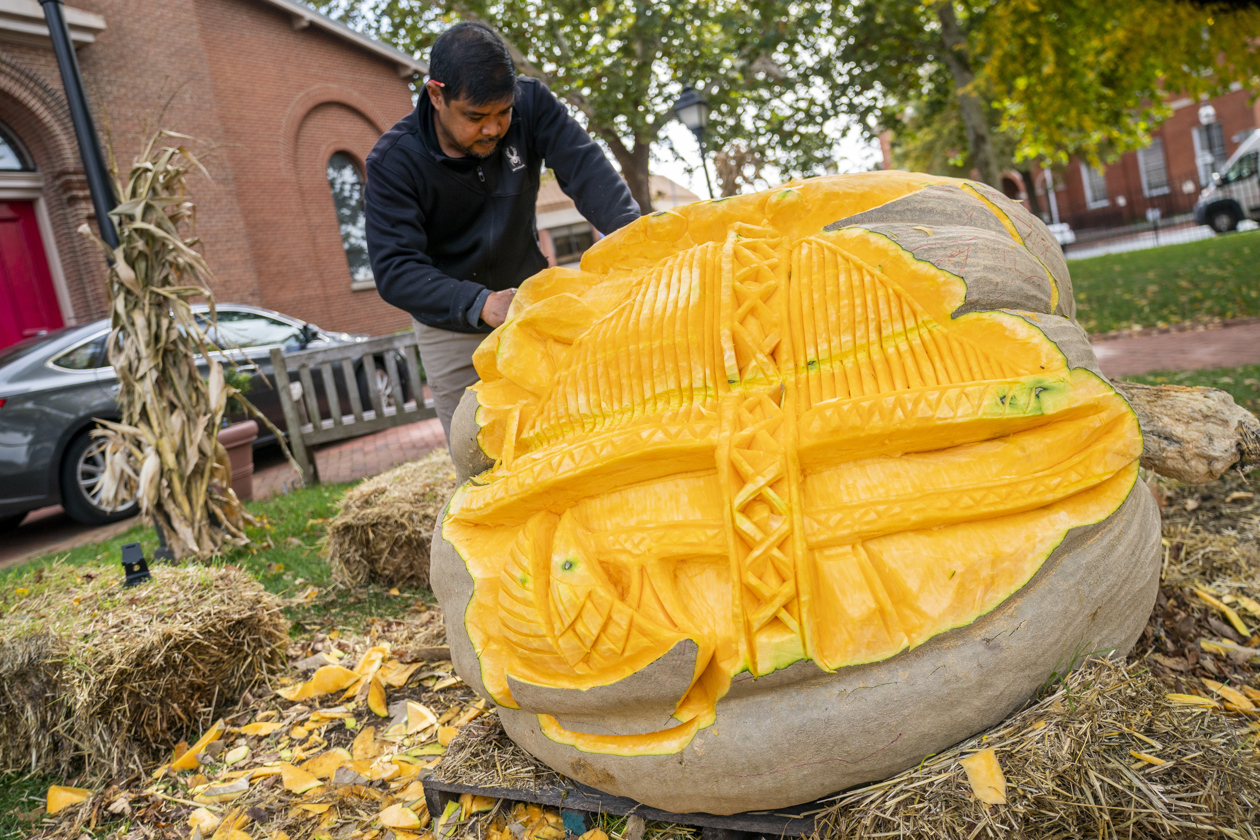 Angelito Baban convierte a 'Hulk' en una calabaza gigante.