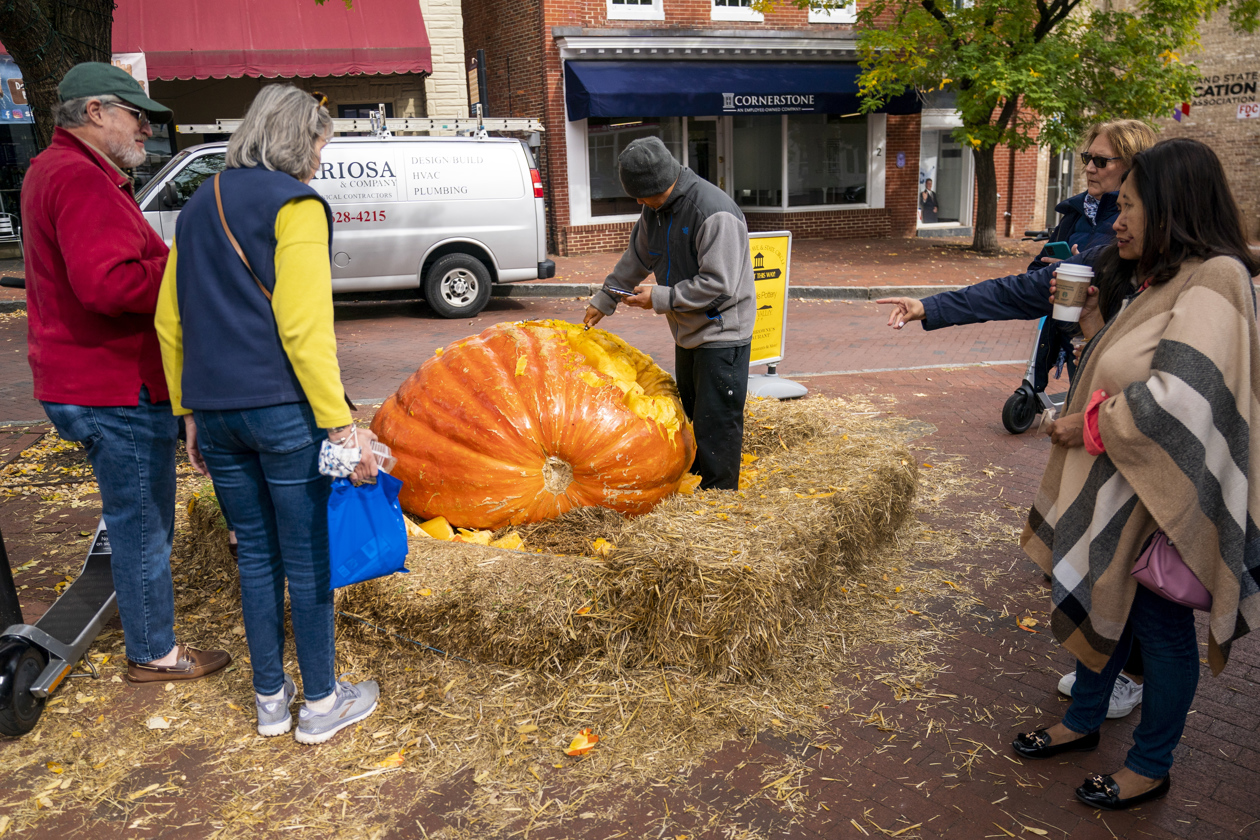 Angelito Baban convierte a 'Hulk' en una calabaza gigante.