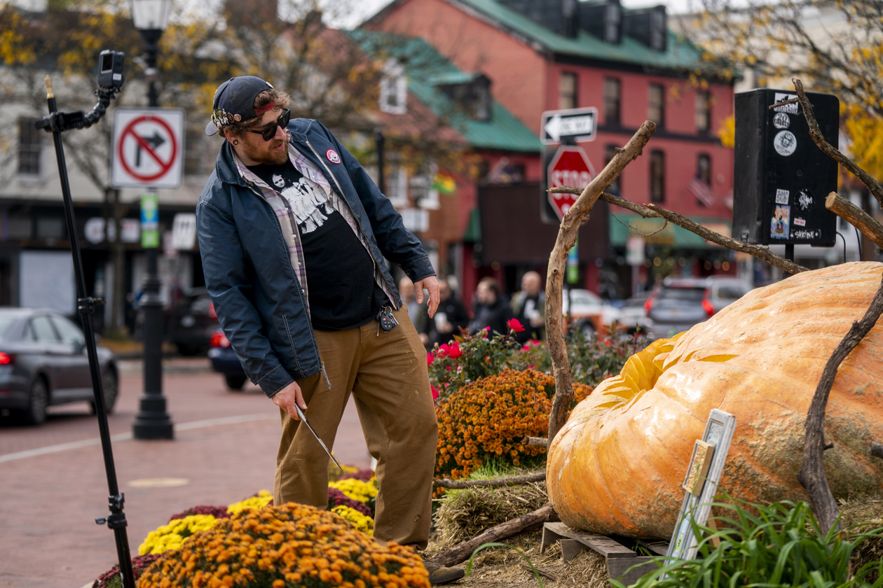 Angelito Baban convierte a 'Hulk' en una calabaza gigante.